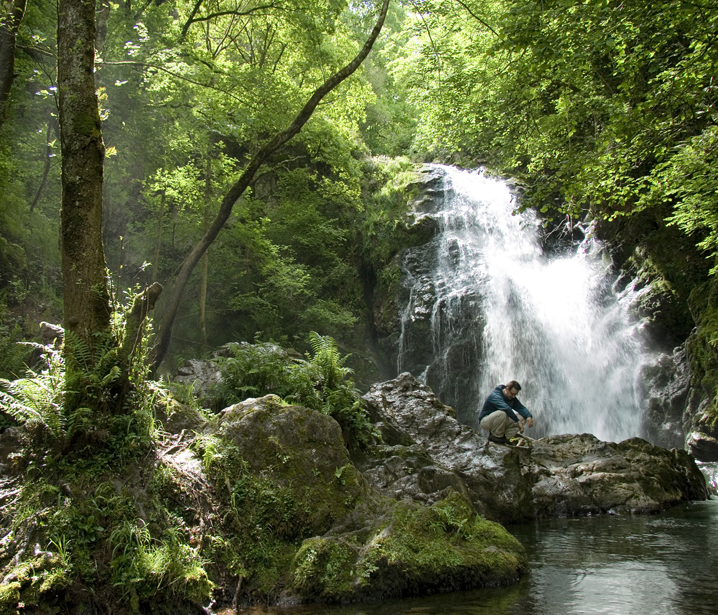 varias personas andando por un sendero  y dos bicis aparcadas al lado del camini