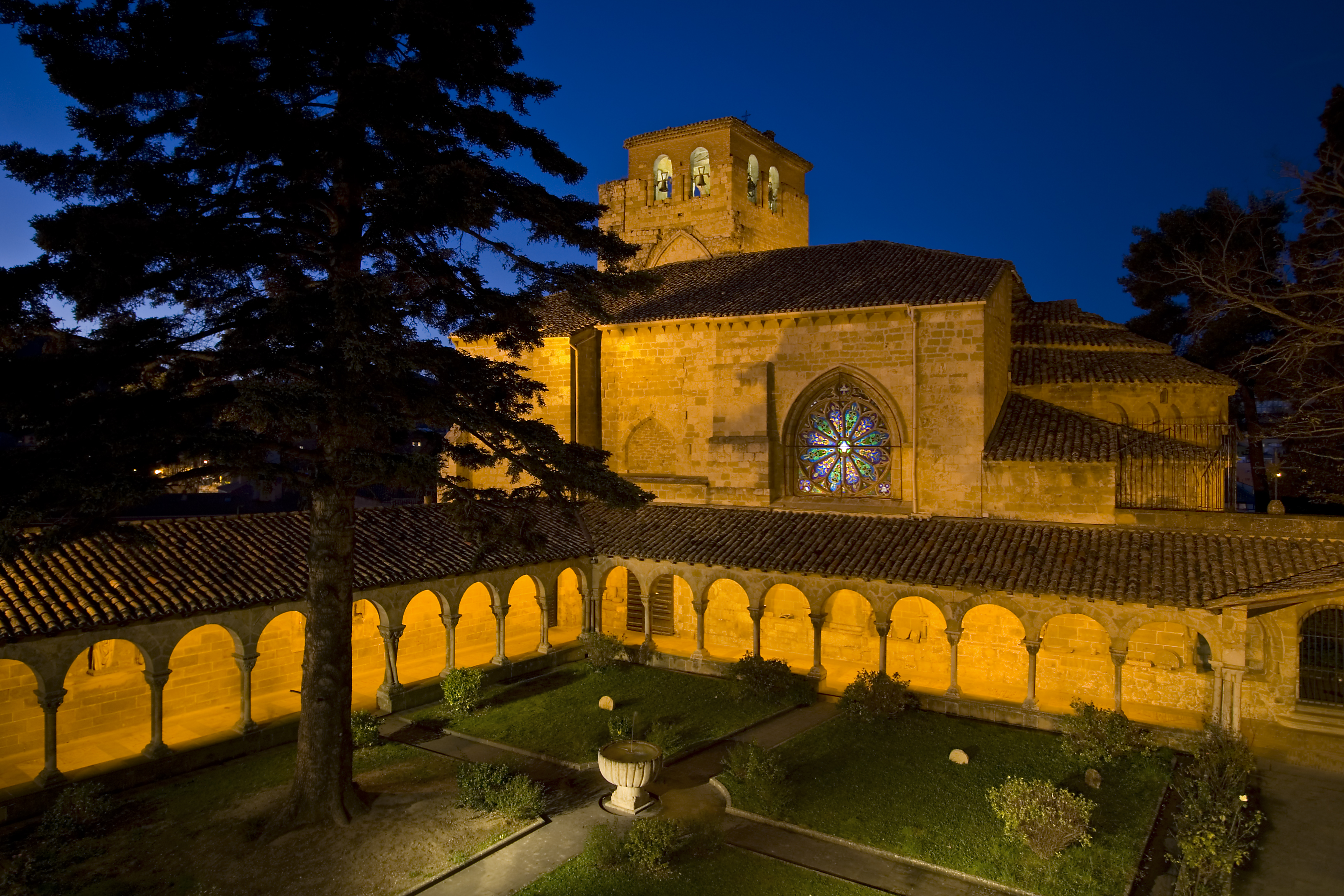 Imagen nocturna del claustro de San Pedro de la Rúa