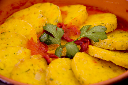 plato de relleno cocinado con tomate