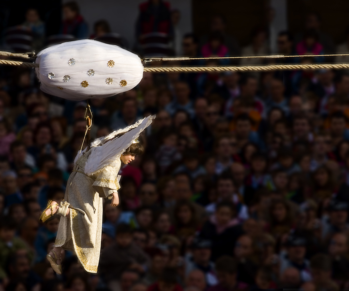 Niño sobrevolando la Plaza de los Fueros de Tudela en la Bajada del Ángel