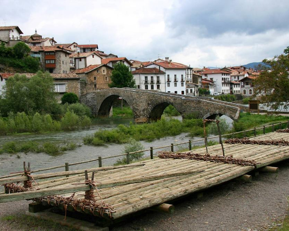 pueblo de Burgui, puente sobre el río y almadía en primer plano