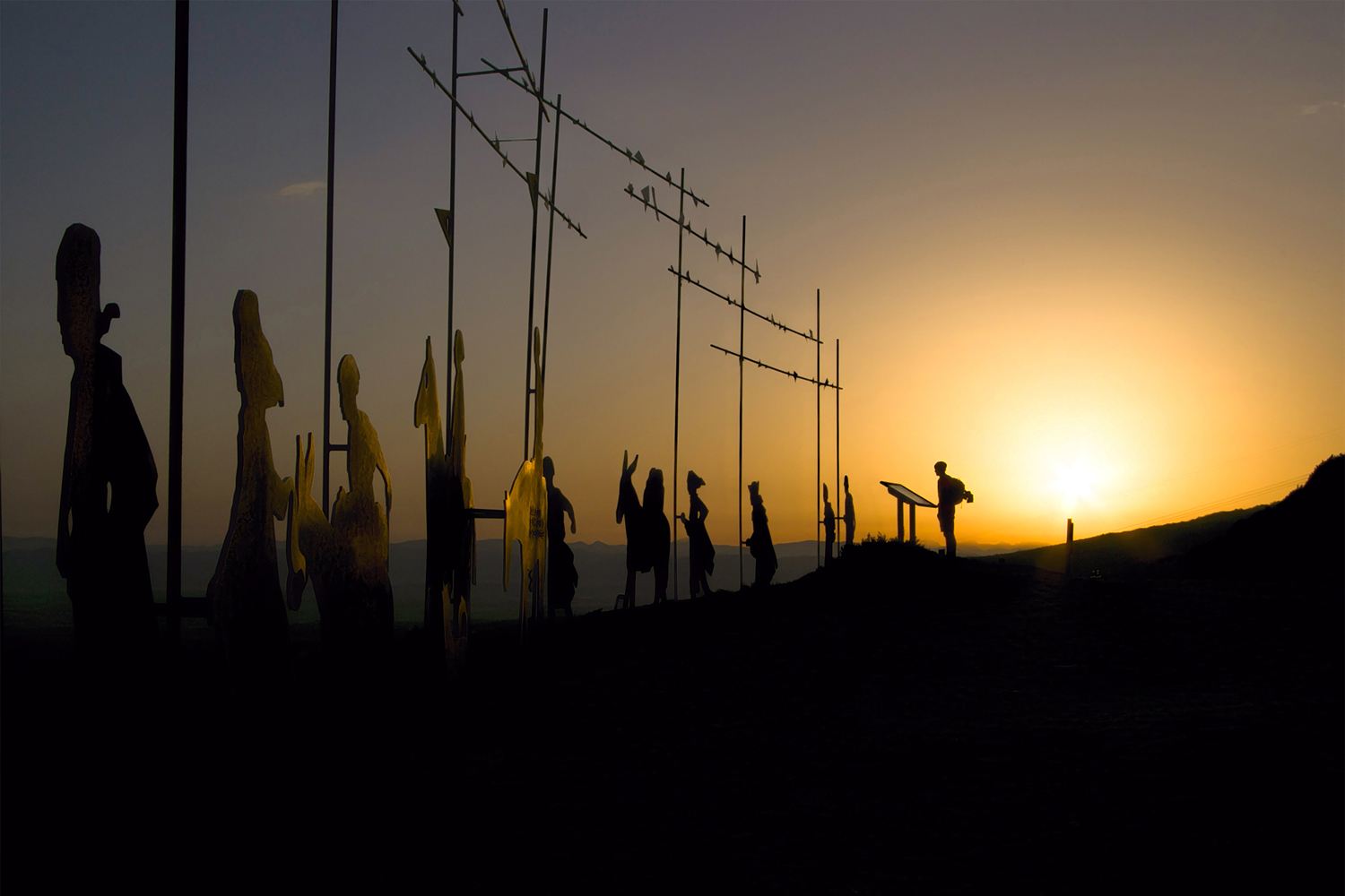 Atardecer en el Monumento al Camino en el Alto del Perdón