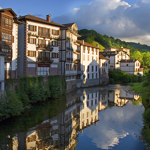 Casas de Elizondo al lado del río