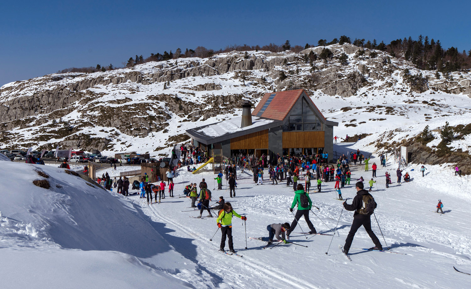 Esquiadores en el centro de esquí nórdico Larra-Belagua