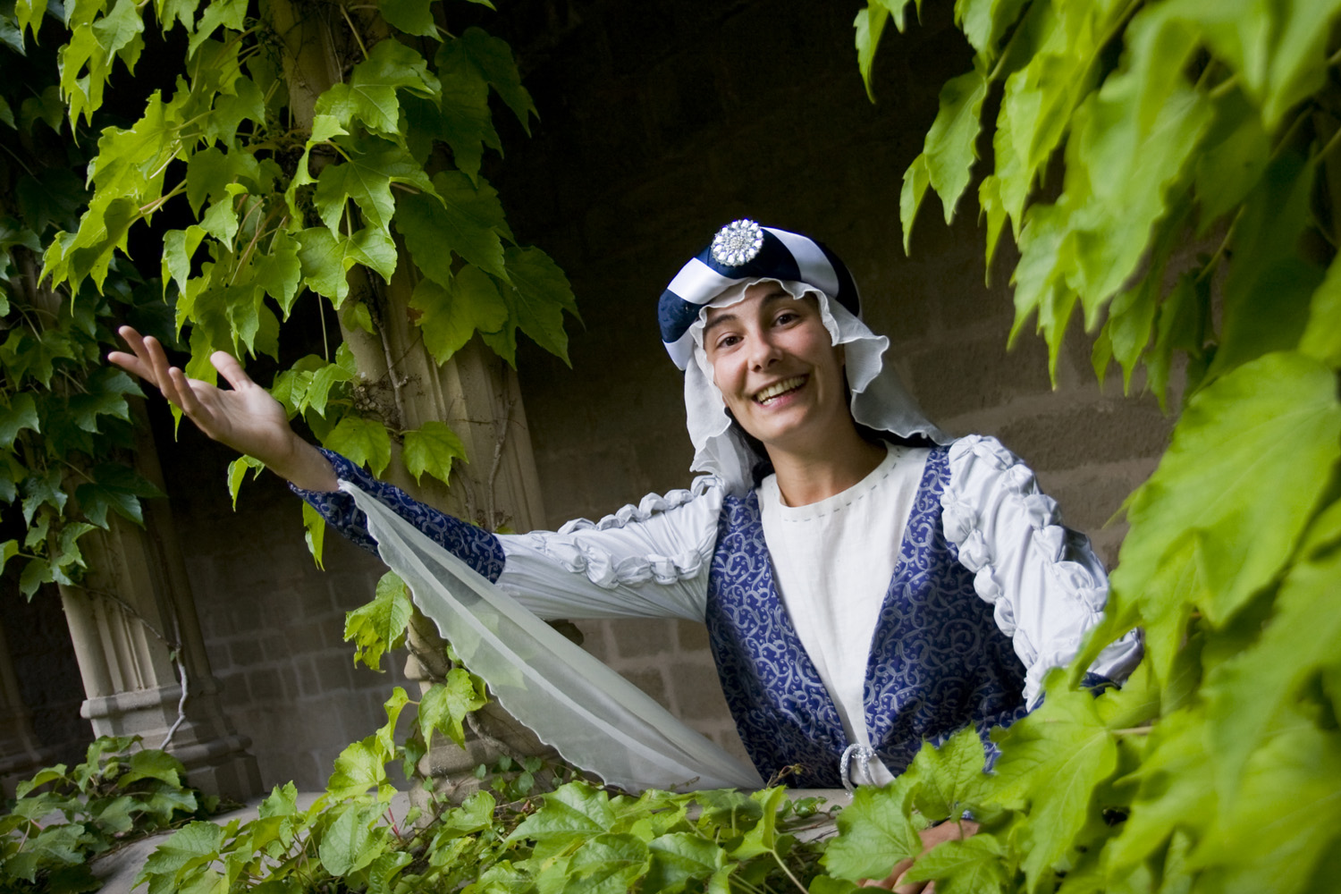 Chica con atuendo medieval en el Palacio Real de Olite