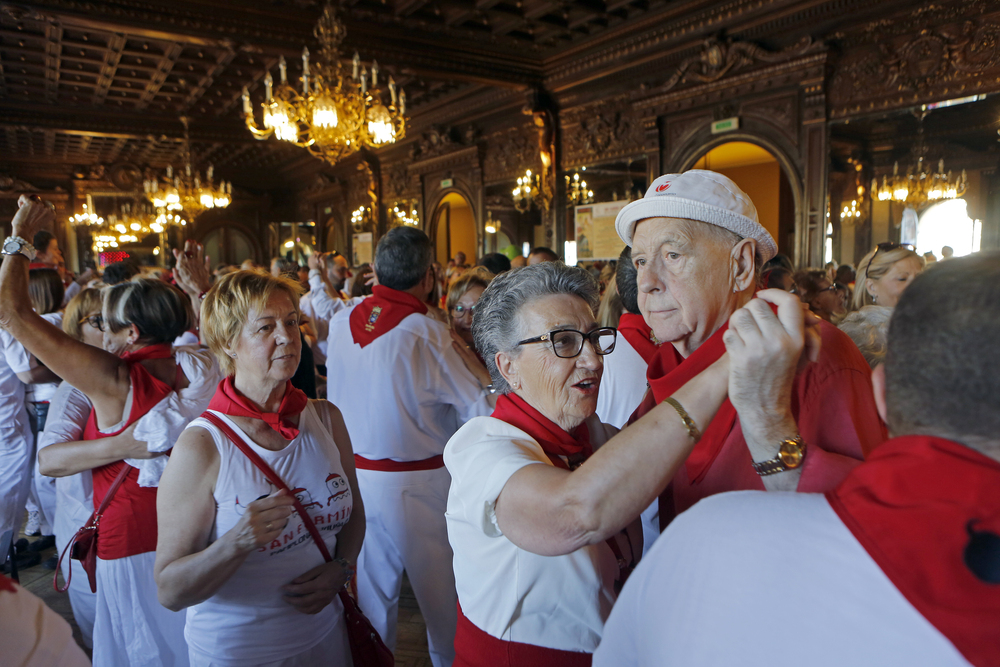 Varias personas de todas las edades bailan en el Baile de la Alpargata