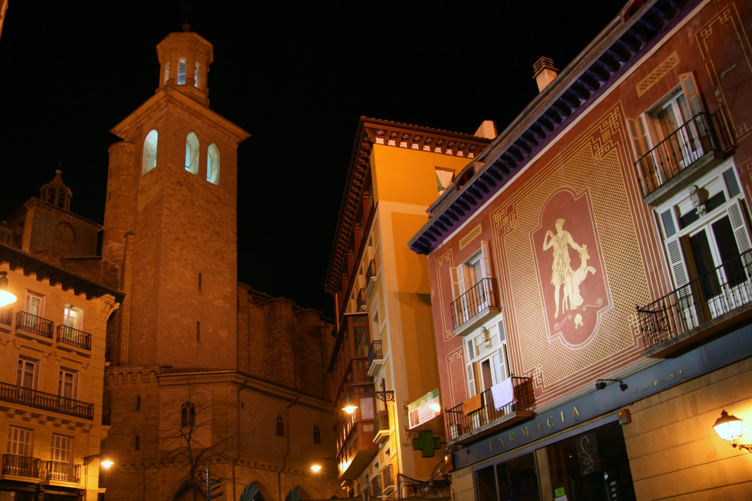Torre de la iglesia de San Cernin de noche y Diana cazadora