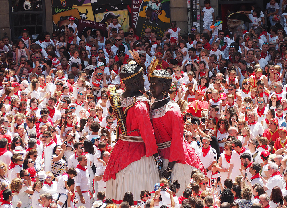 Los gigantes agricanos bailan en la plaza del Ayuntamiento de Pamplona en San Fermín