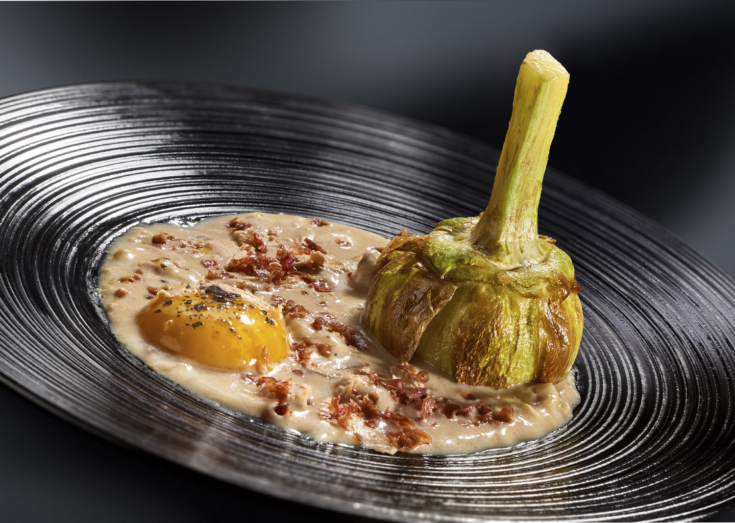 Plato de alcachofa con huevo y jamón