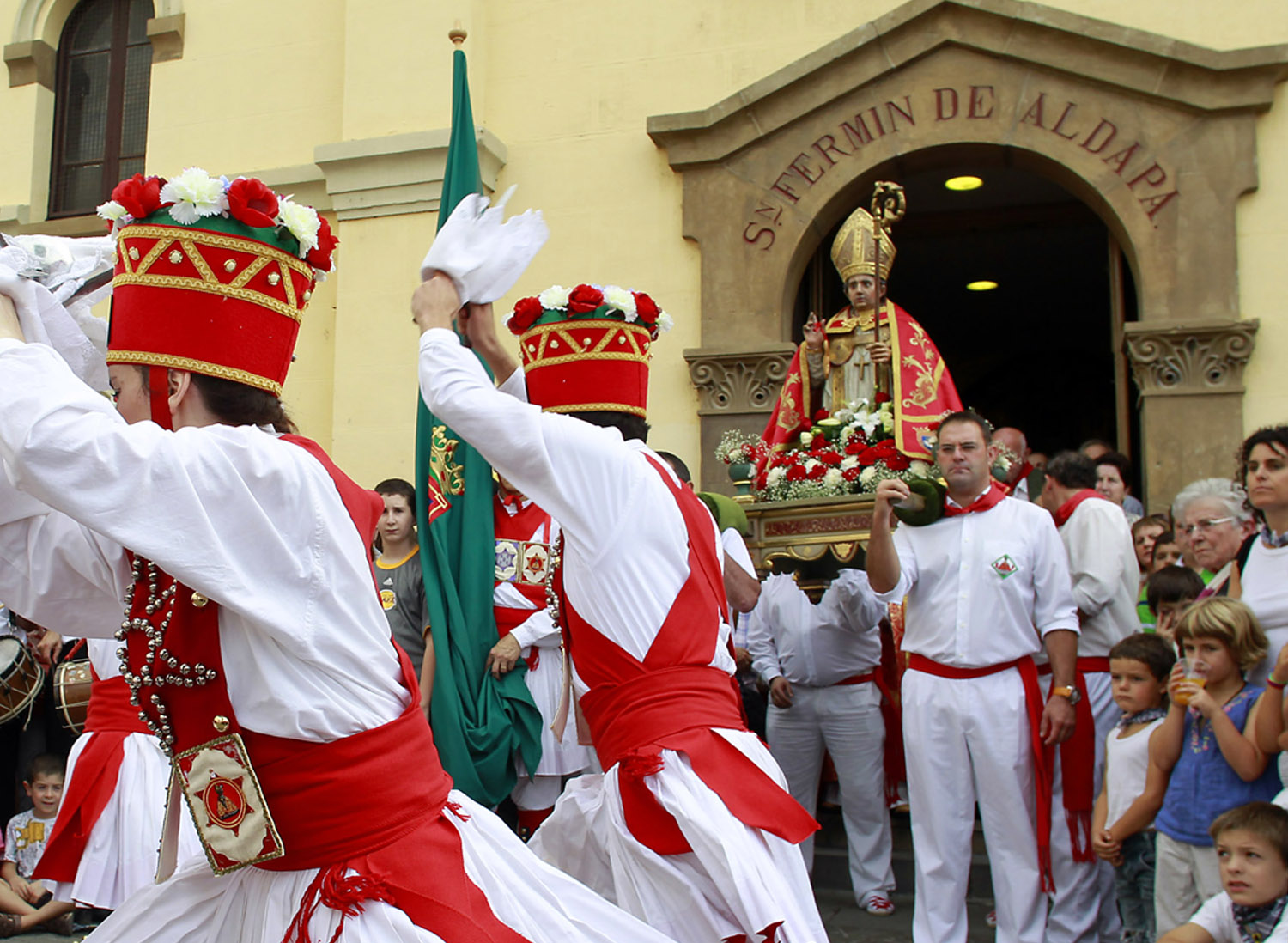 Dantzaris bailando a San Fermín en el exterior de la iglesia de San Fermín de Aldapa