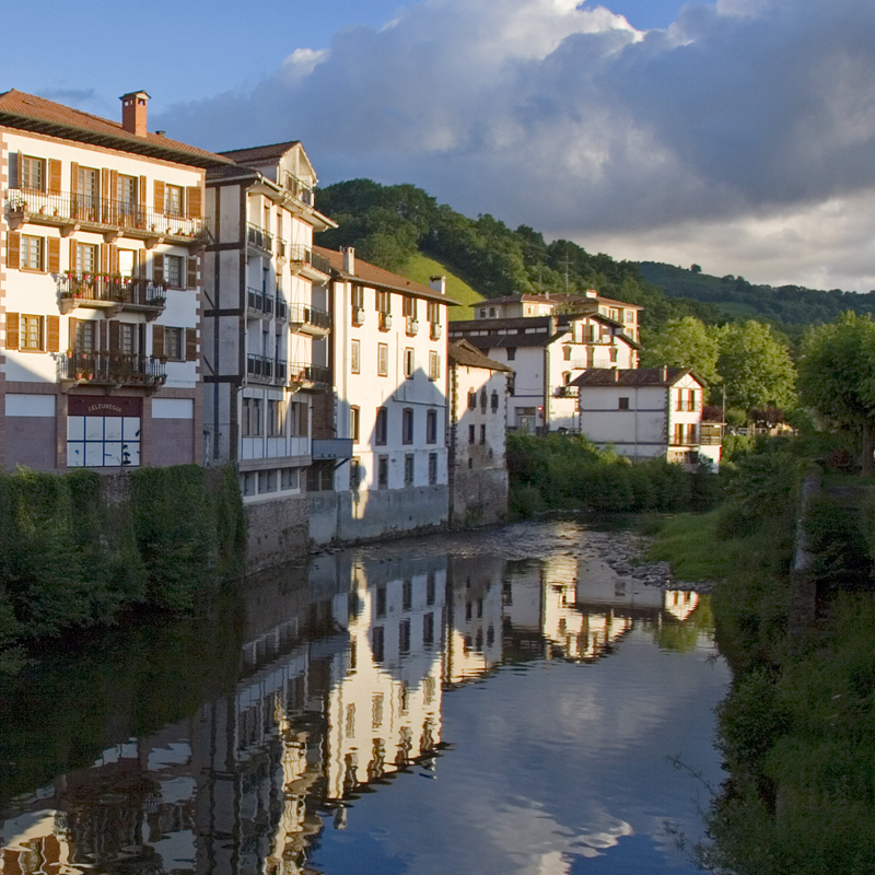 casas de Elizondo a orilla del río