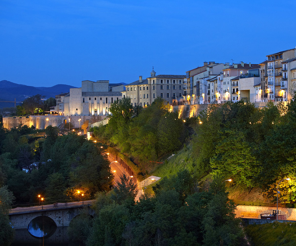 Vista panorámica nocturna de Pamplona desde las murallas