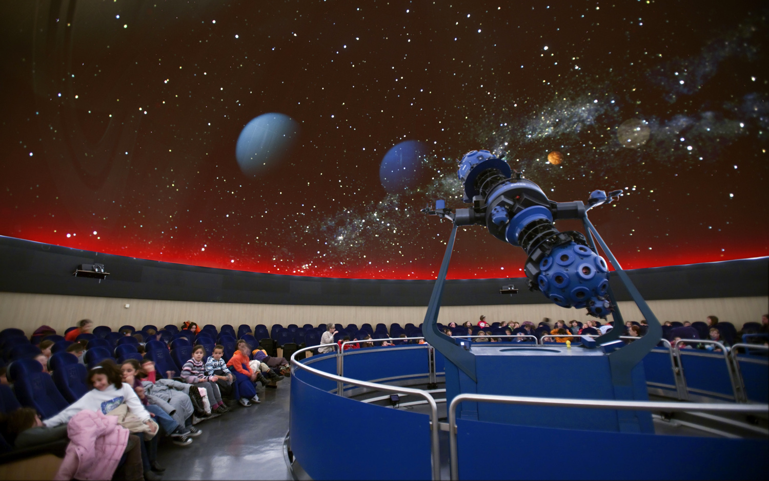Sala Tornamira  y proyector de estrellas del Planetario de Pamplona