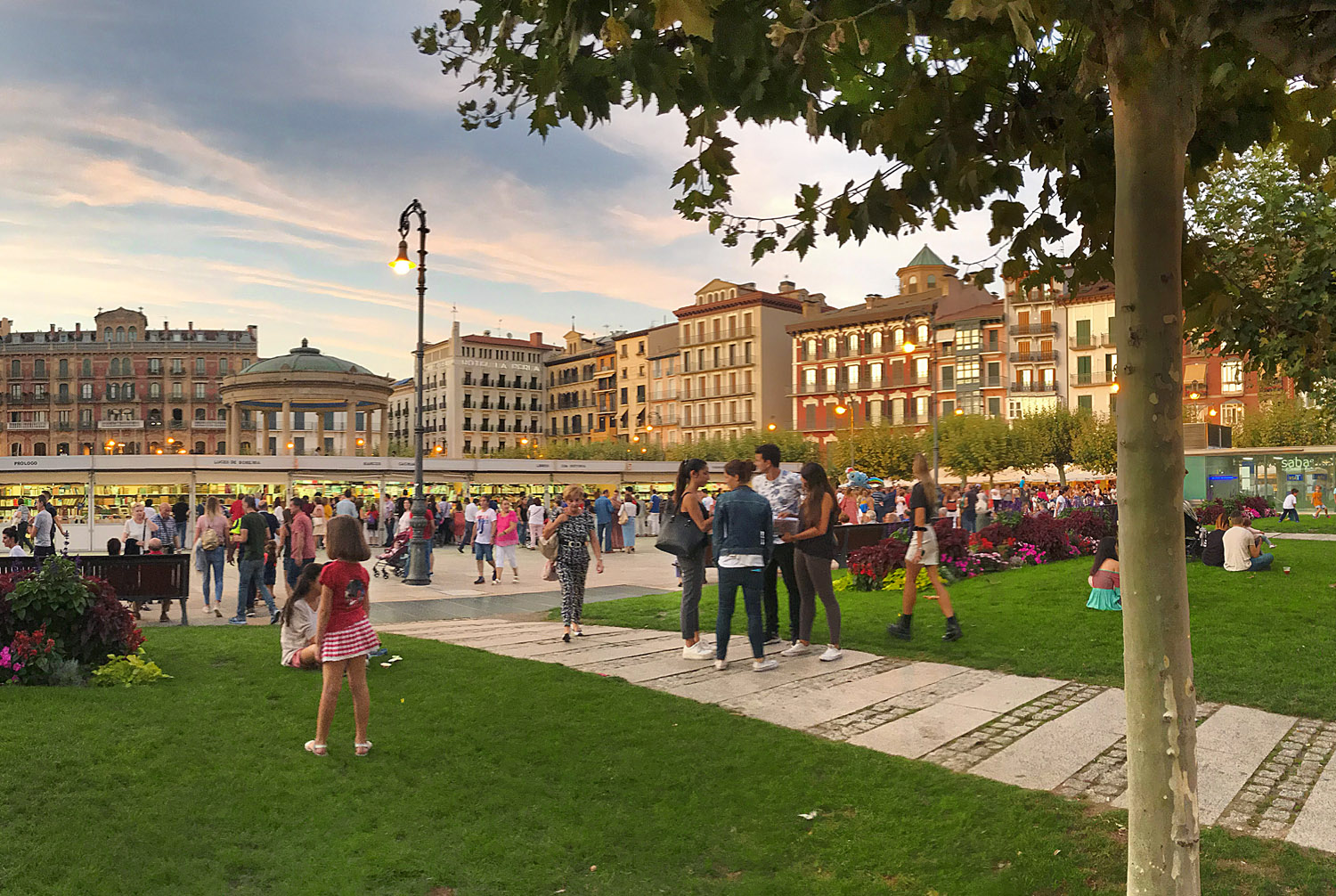 Foire sur la Plaza del Castillo à Pampelune