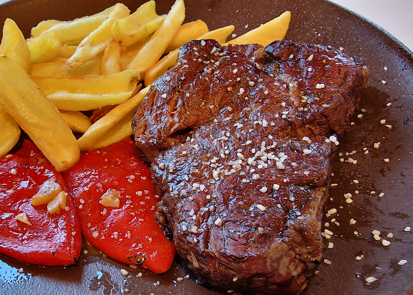 Plato de solomillo con patatas y pimientos rojos