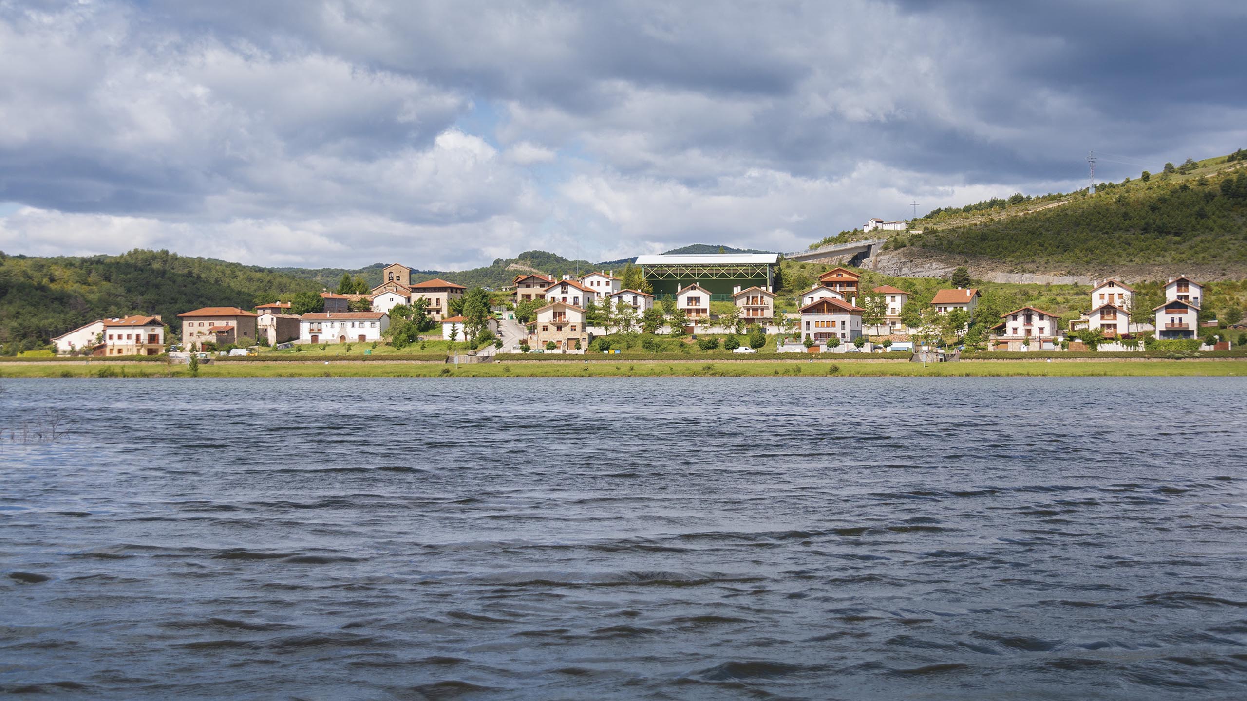 Pueblo de Nagore y embalse