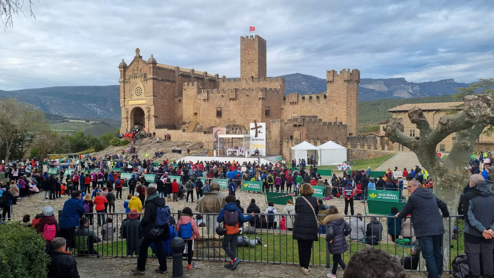 peregrinos en la explanada del castillo de Javier