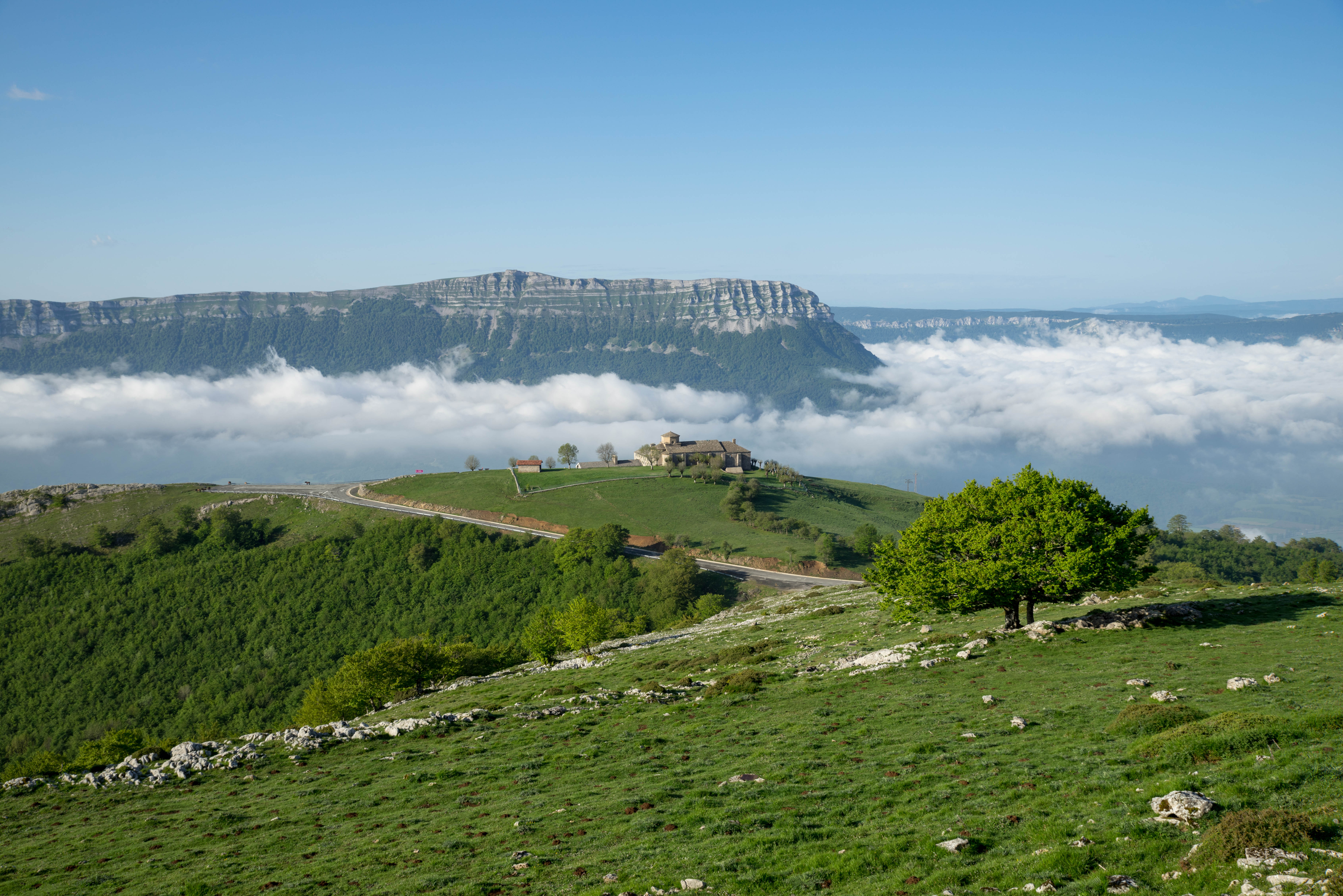 paisaje panorámico de ermita entre montes