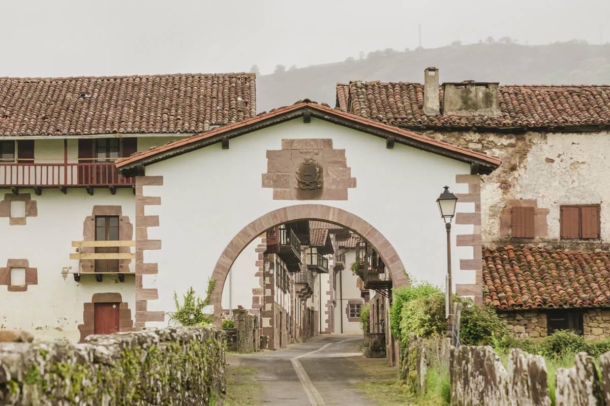entrada al pueblo de Amaiur/Maya