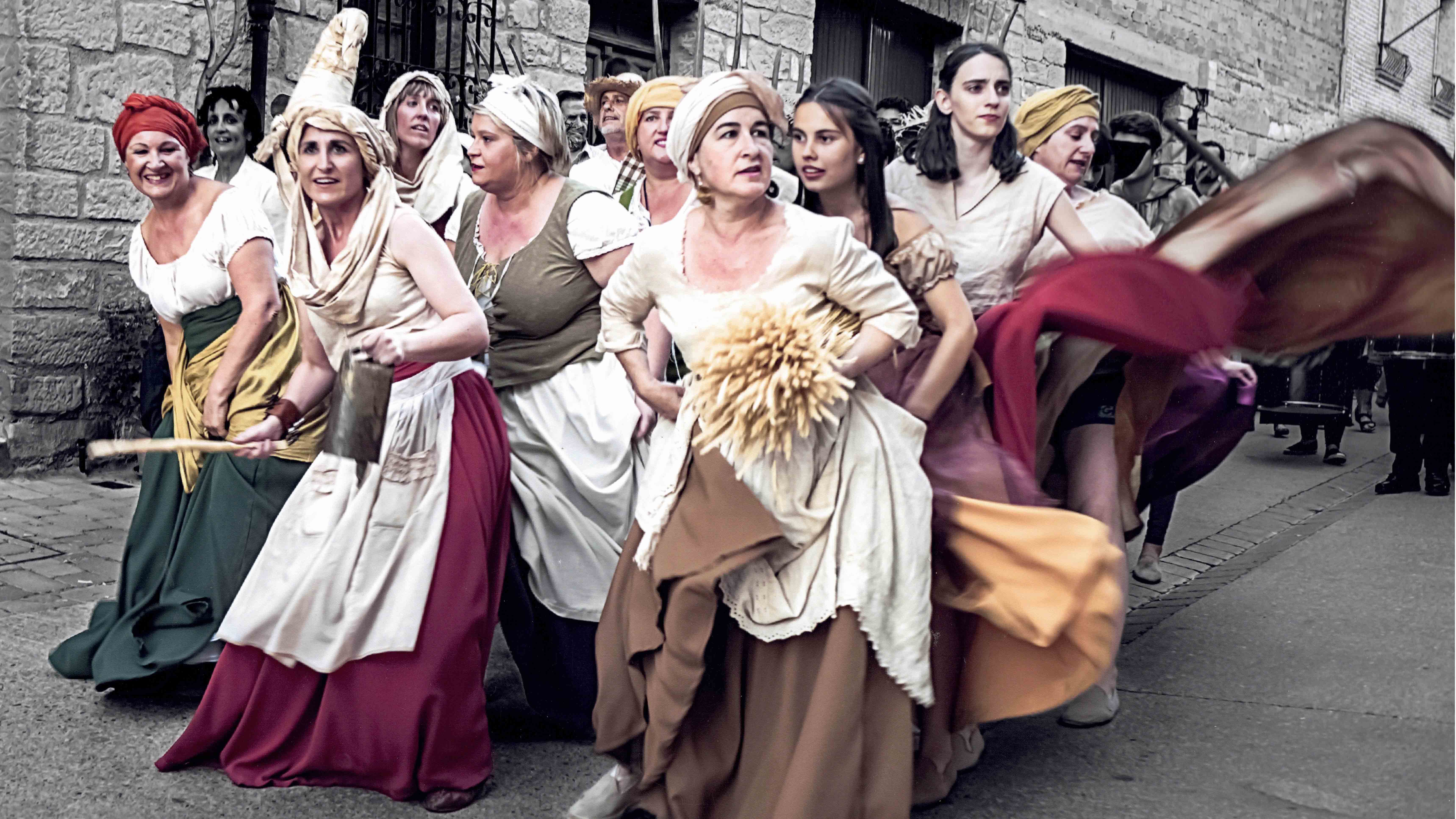 grupo de mujeres vestidas de brujas
