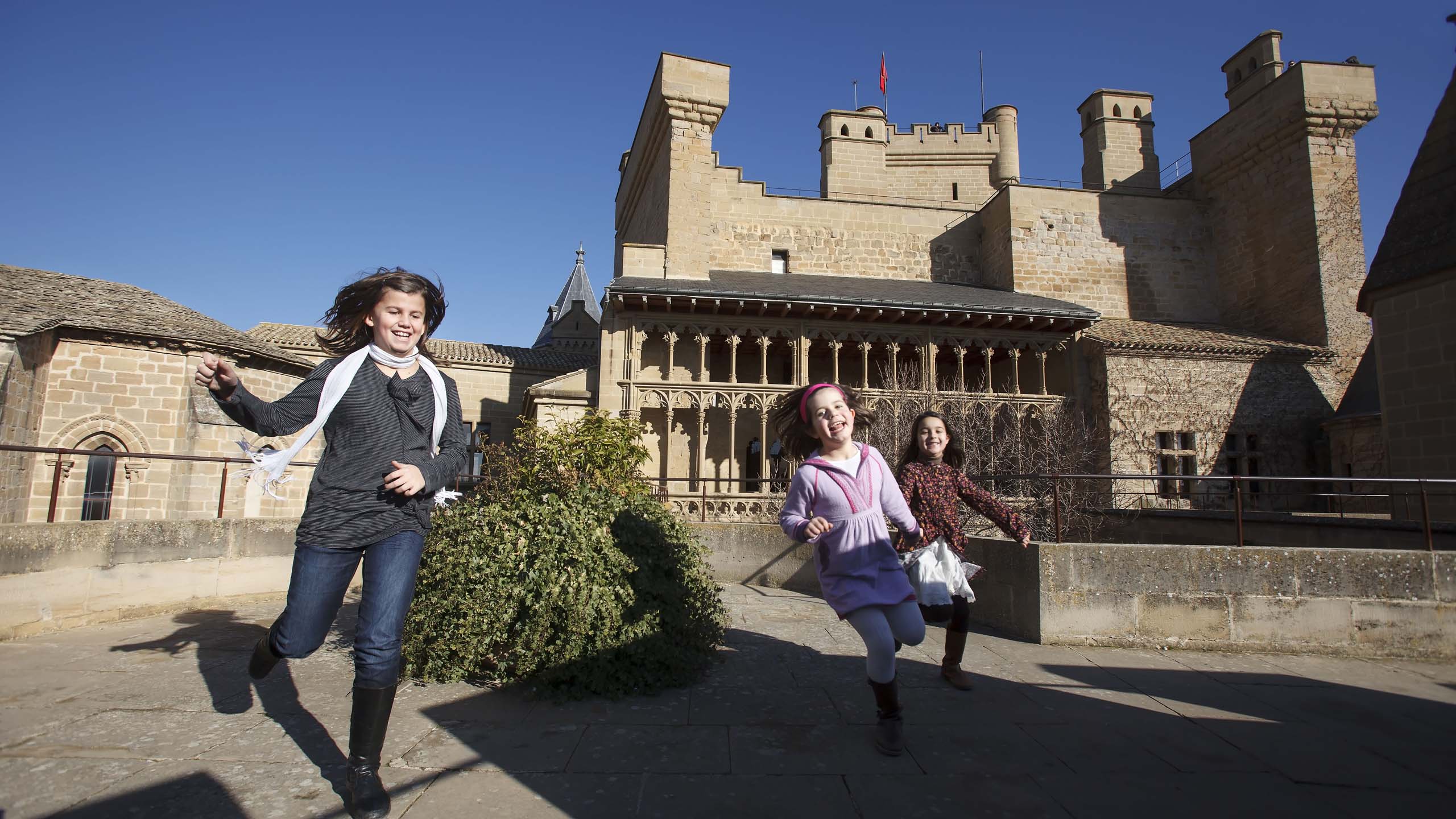 Niñas corriendo en el castillo de Olite