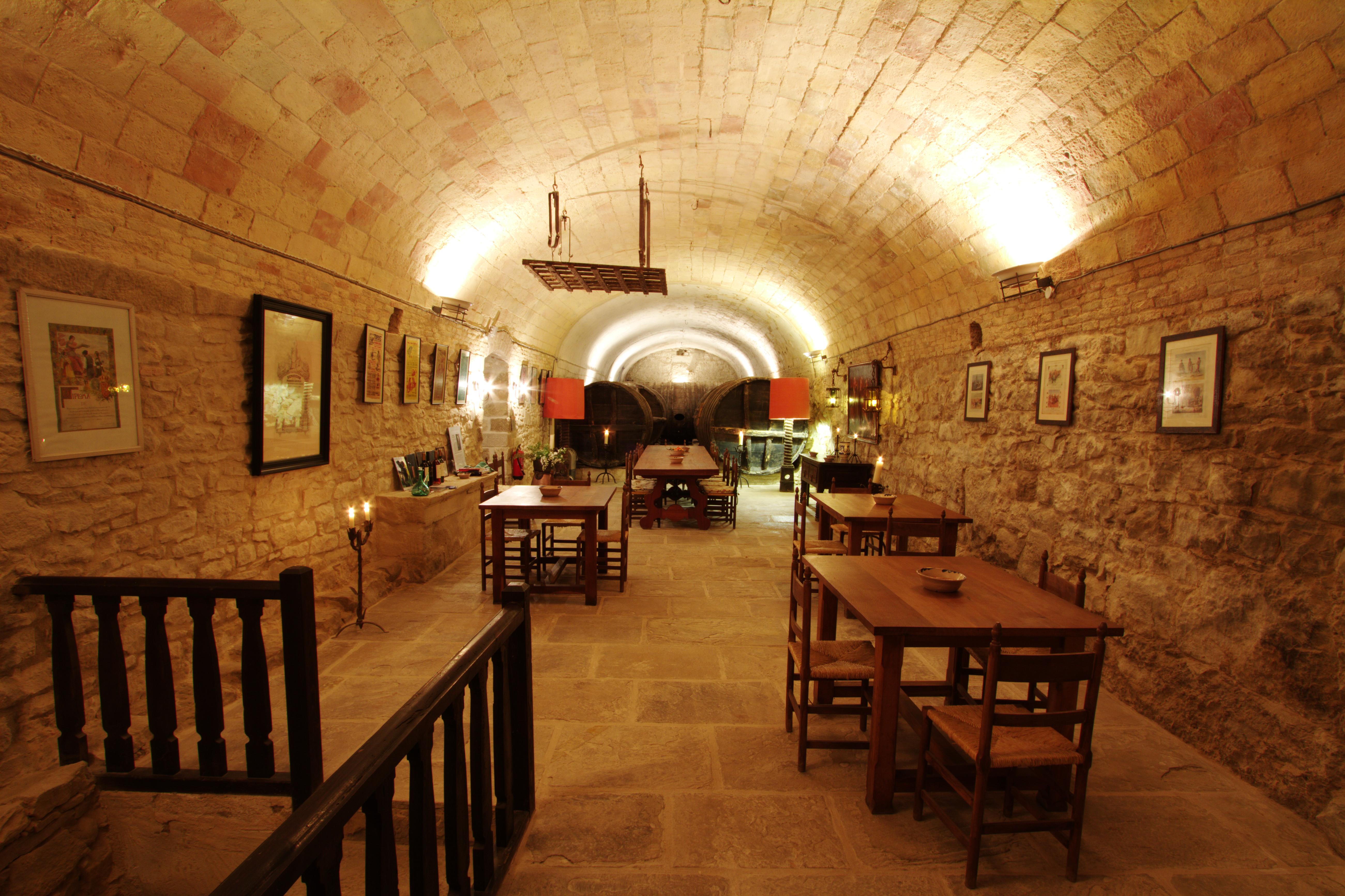 Visita guiada a la bodega del Palacio de los Mencos - Planes | Visit ...