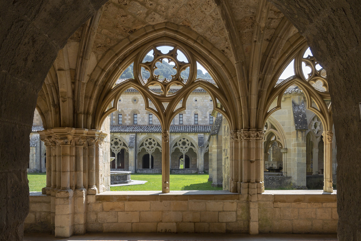 arcos de claustro de monasterio