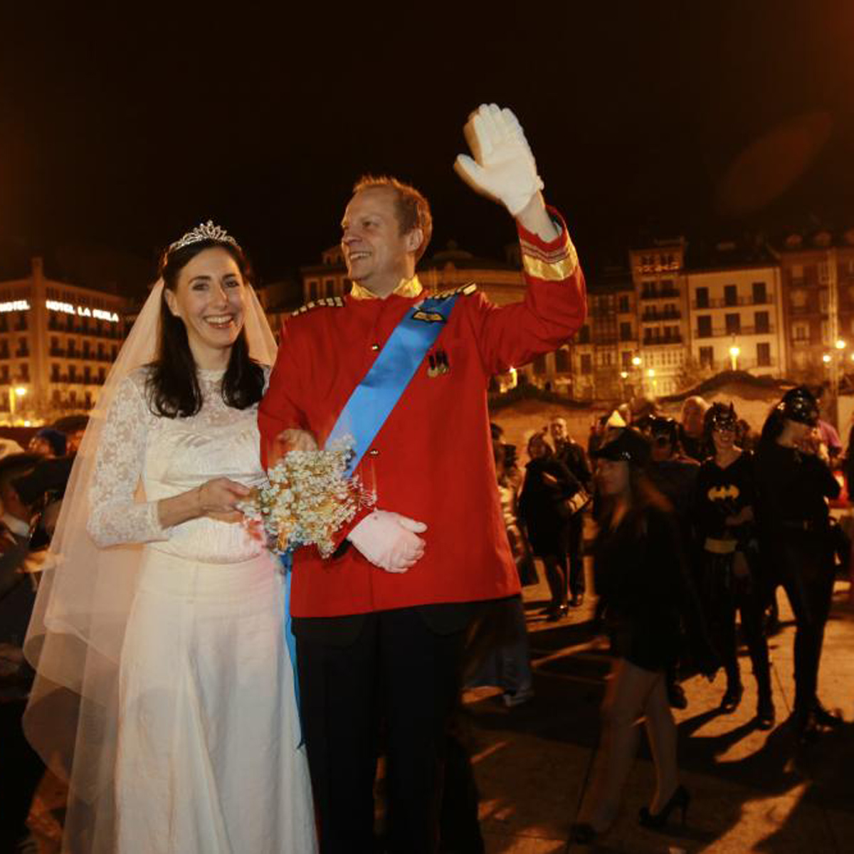 Pareja disfrazada en Nochevieja