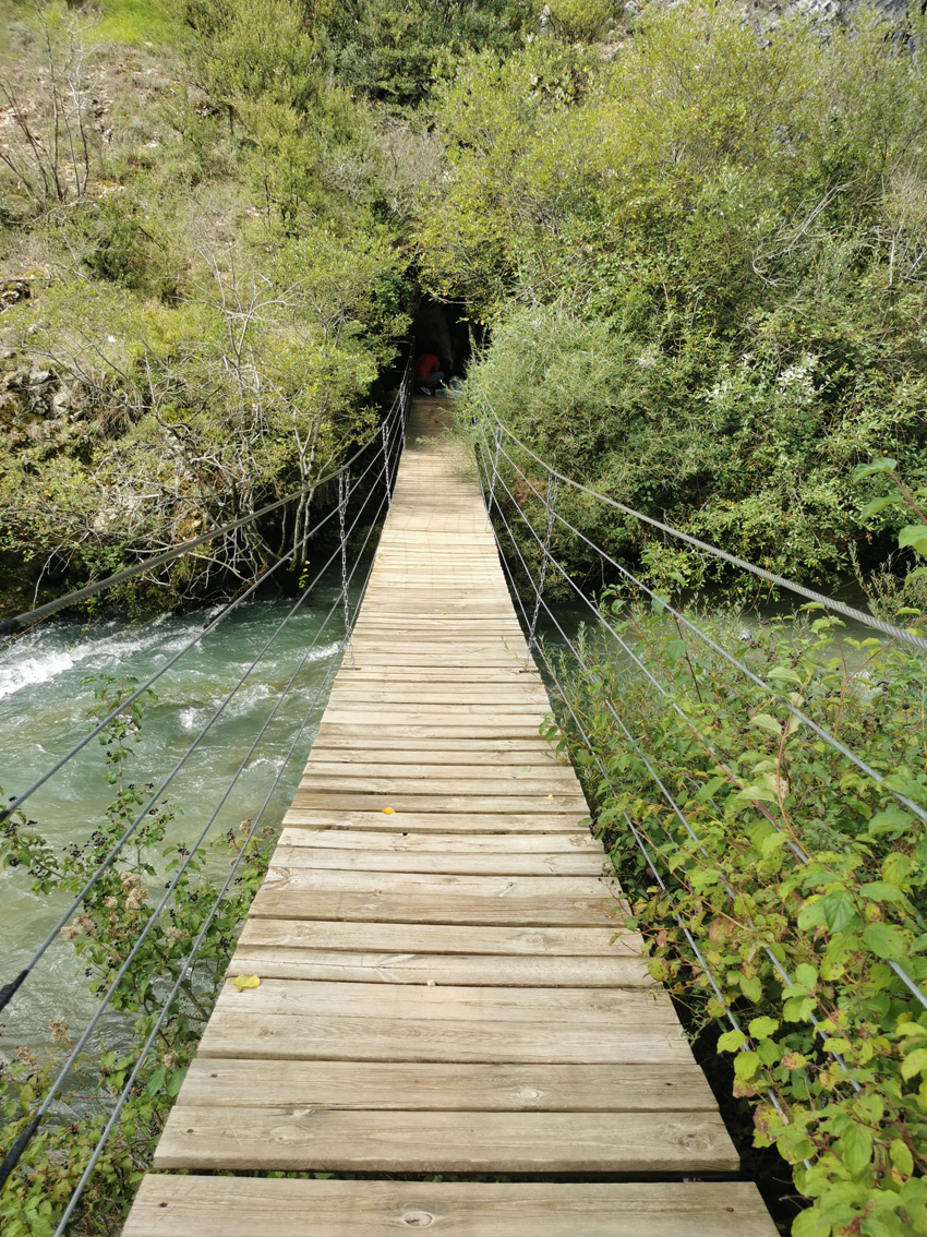 puente tibetano sobre el río