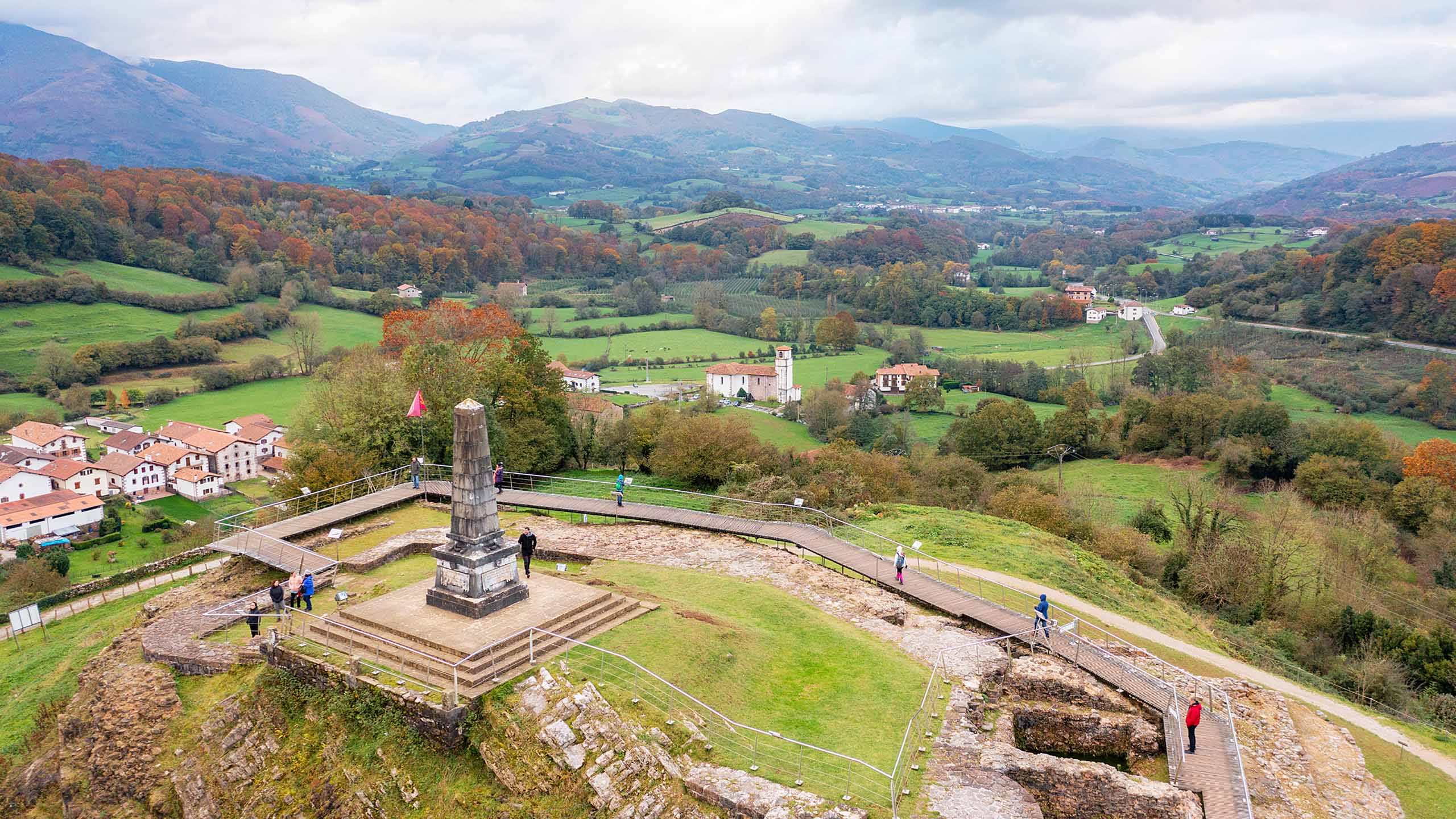 vista aérea de los restos del castillo de Amaiur