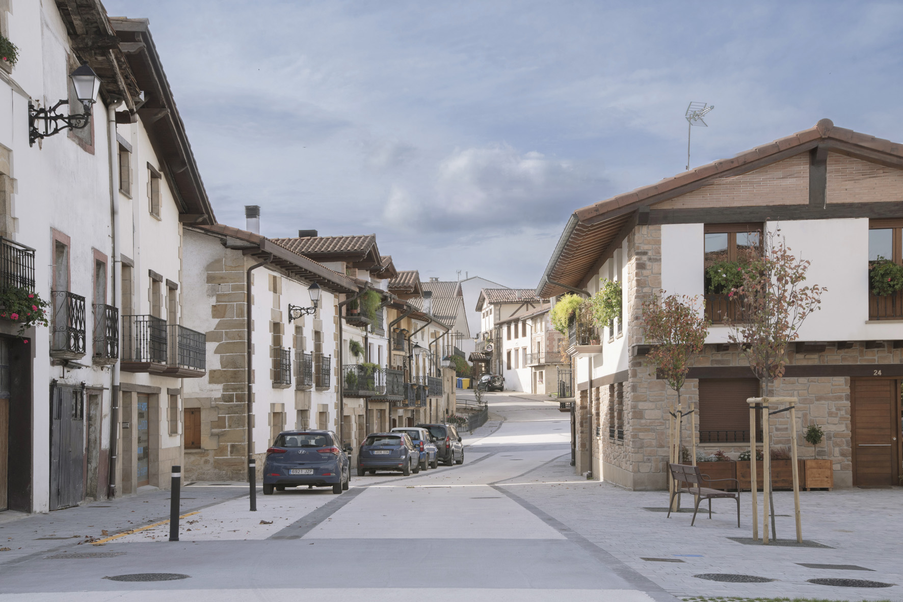 calle con caseríos típicos en Arbizu
