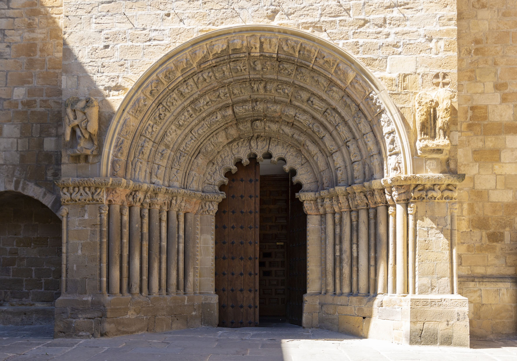 portada de la iglesia de Santiago en Puente la Reina