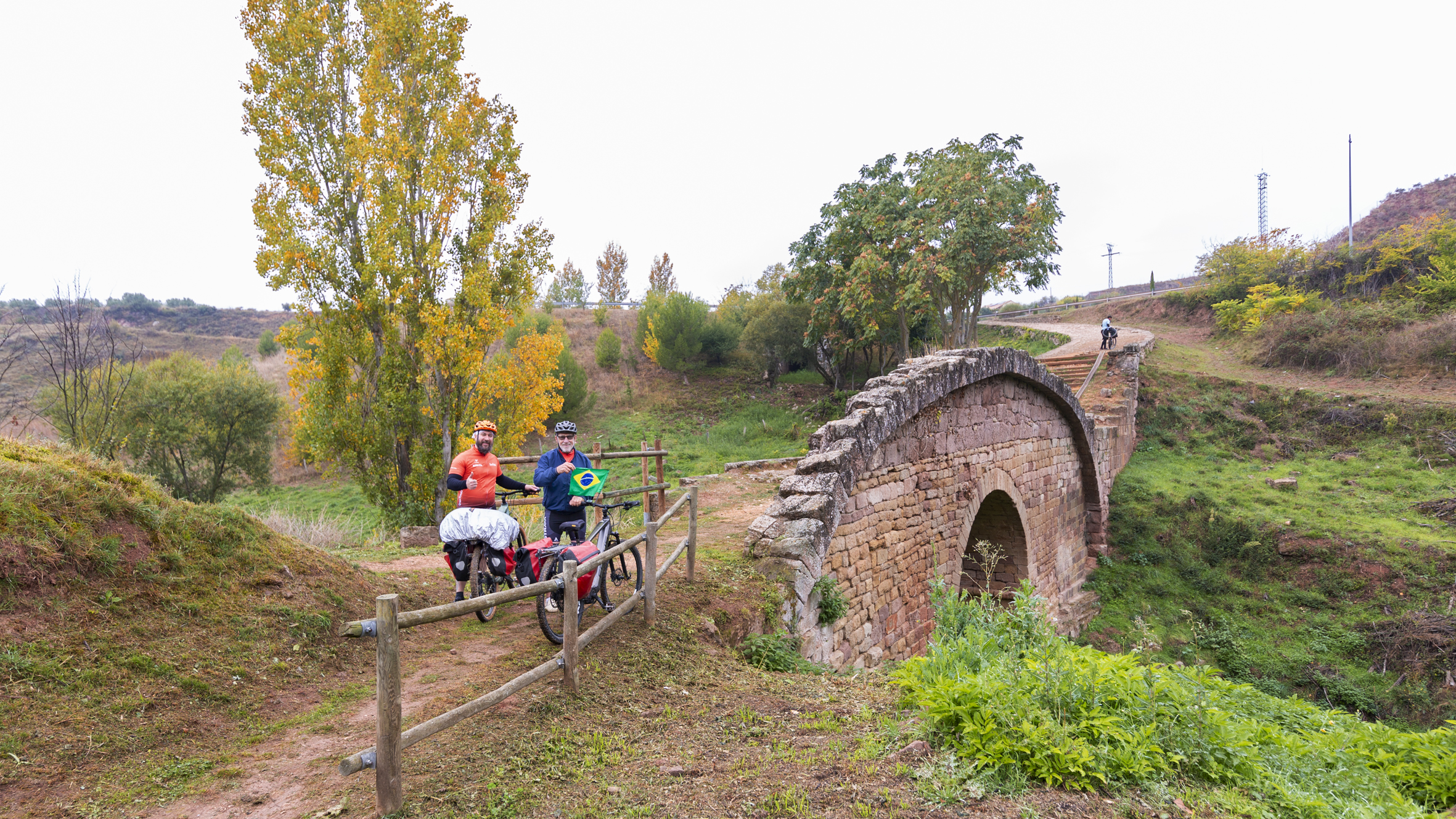 dos ciclistas en la calzada de Cirauqui