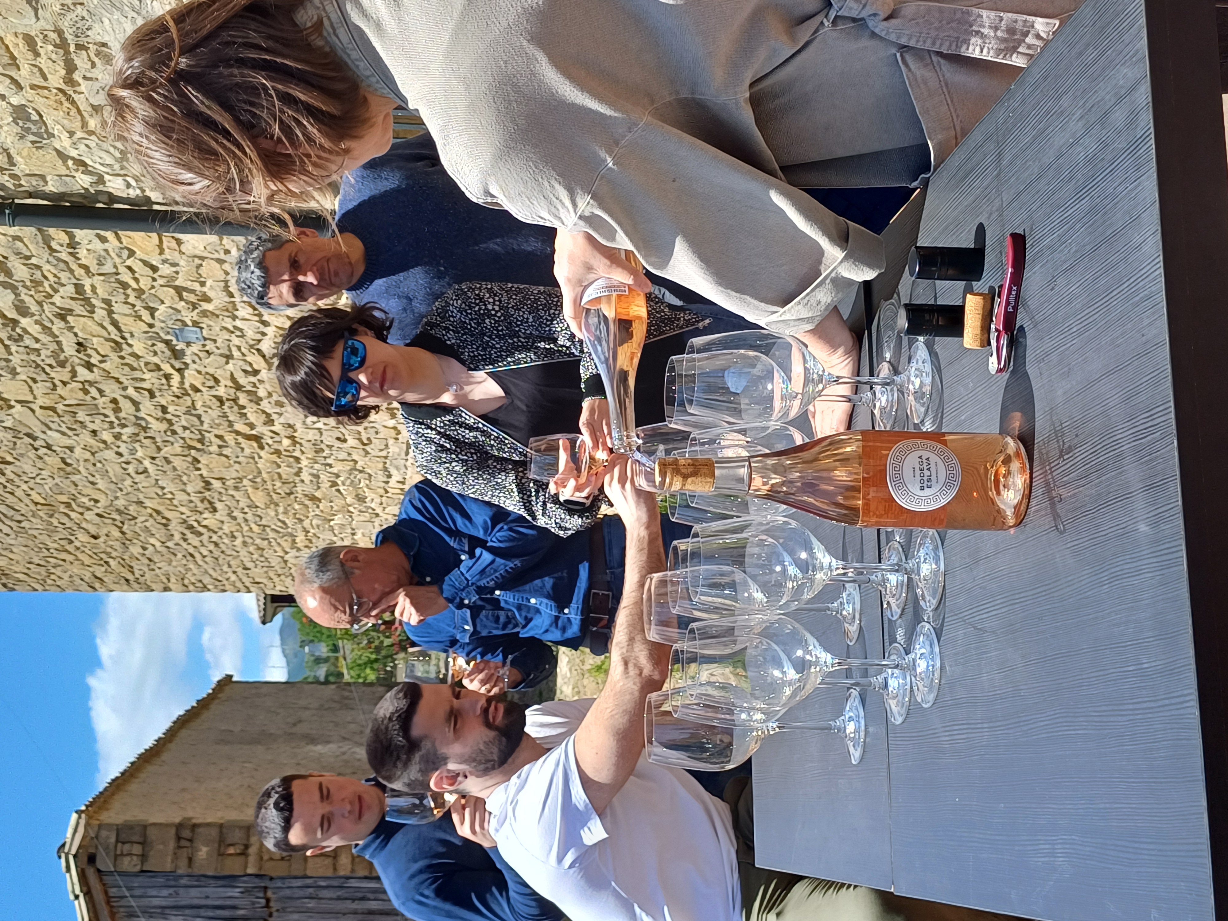 grupo de personas haciendo una cata de vino