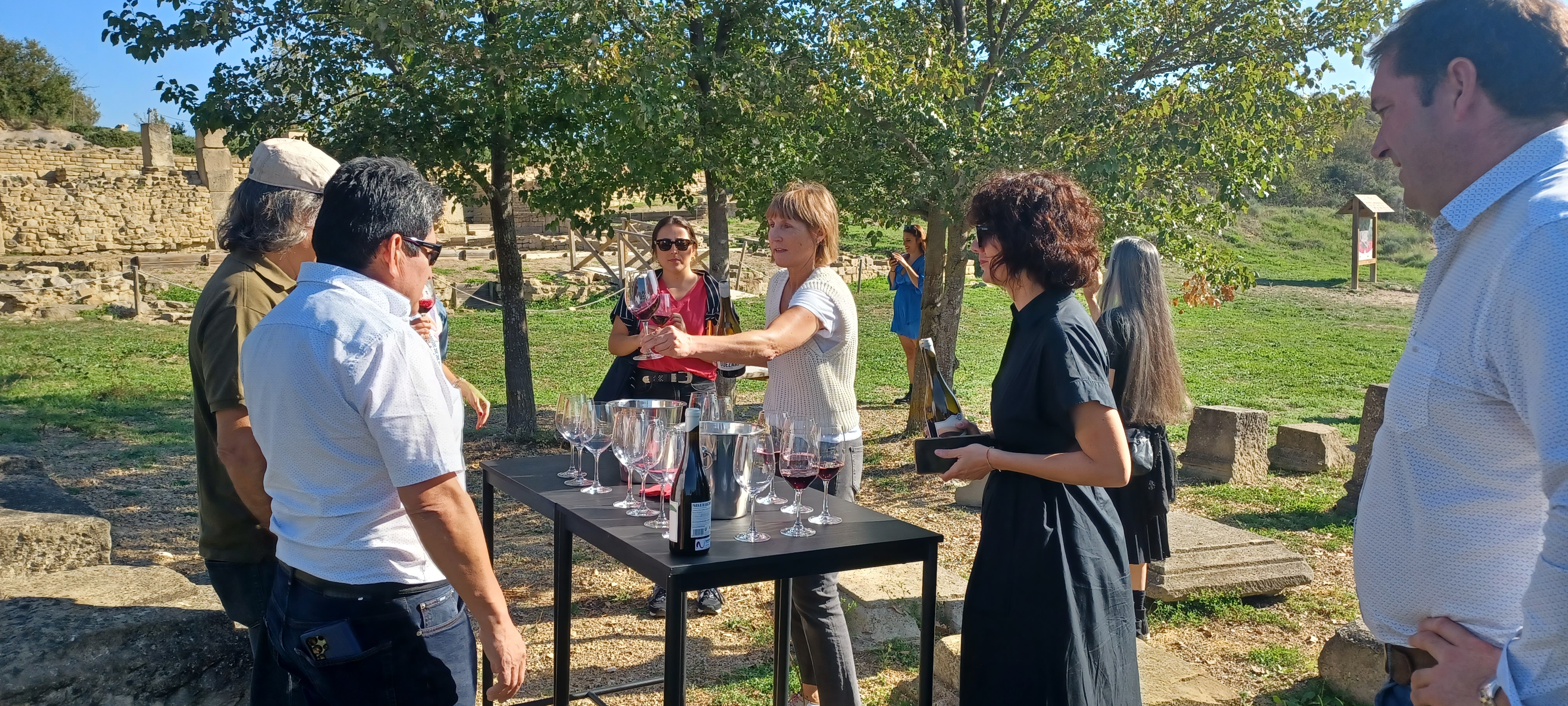 grupo de personas haciendo una cata de vino