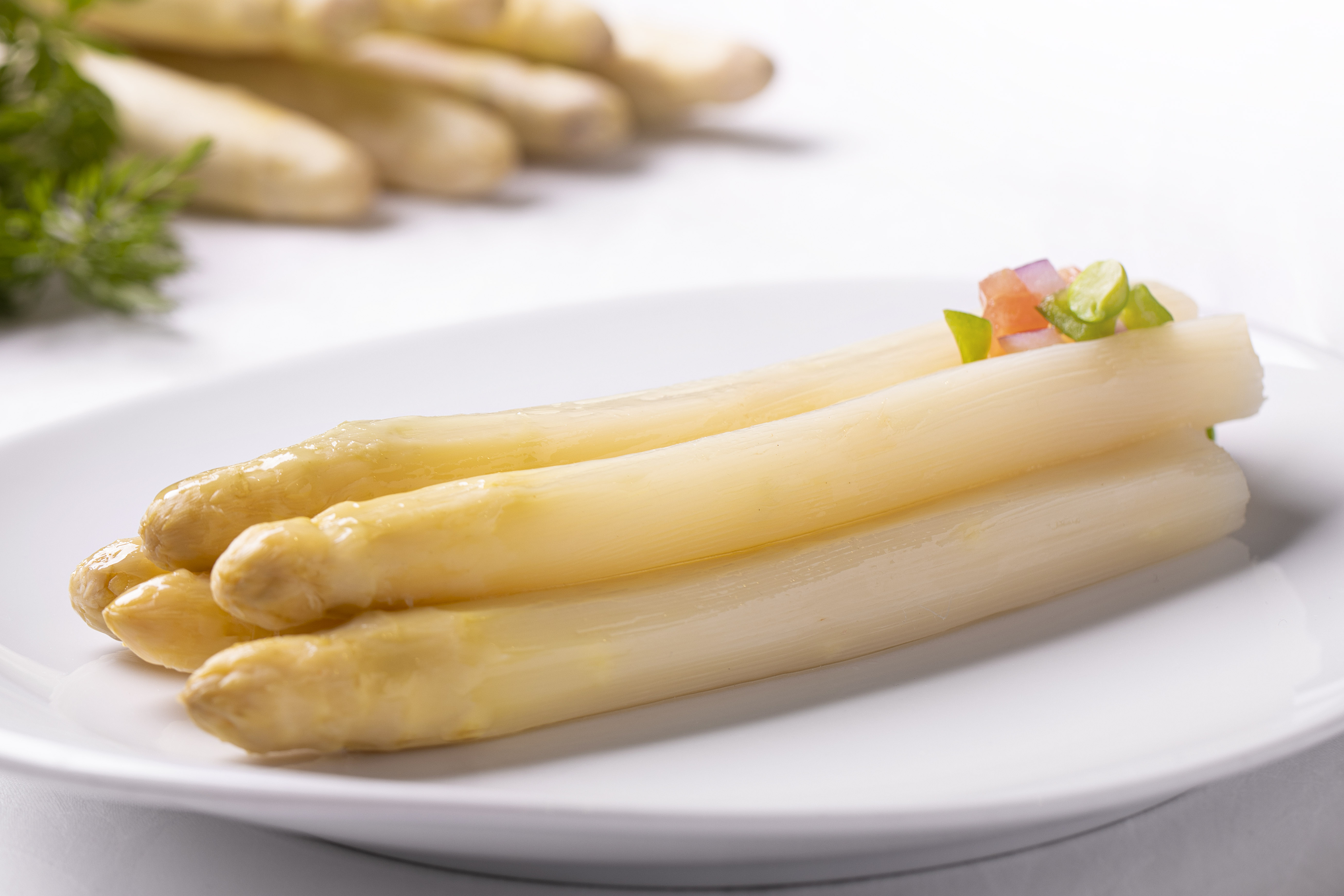 plato con espárragos cocidos