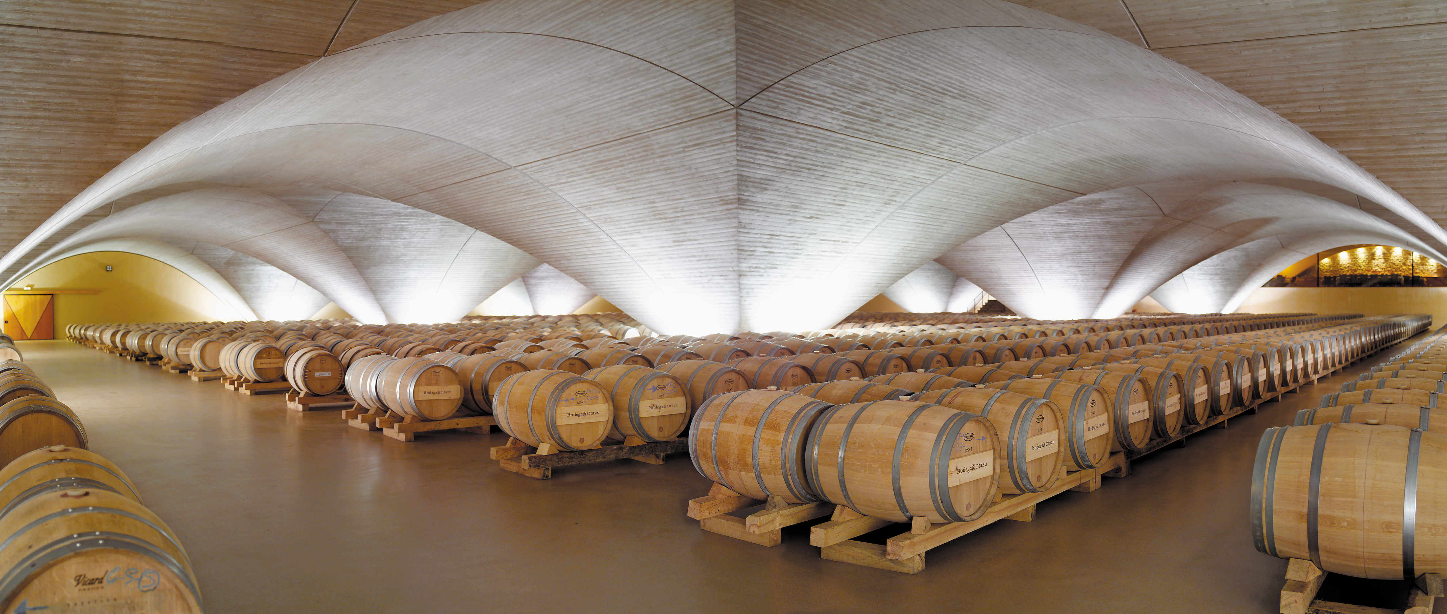 sala de barricas de bodegas Otazu