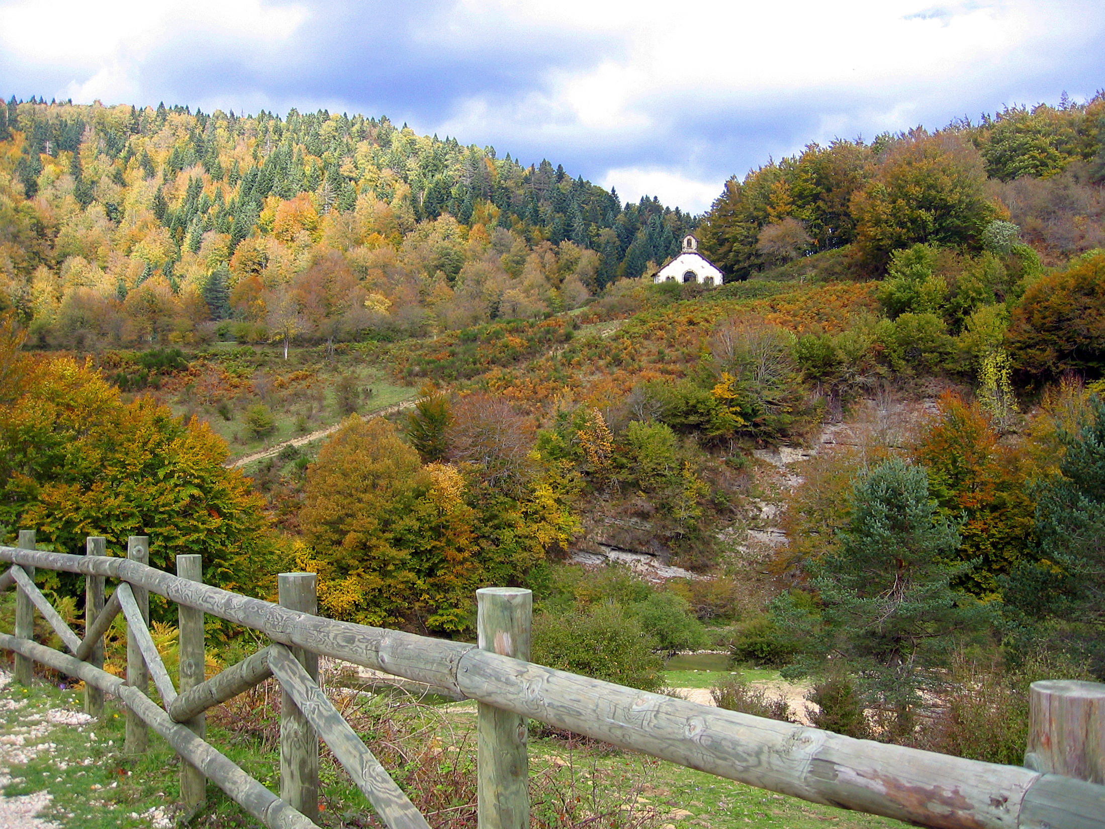 Selva de Irati con la ermita de la Virgen de las Nieves