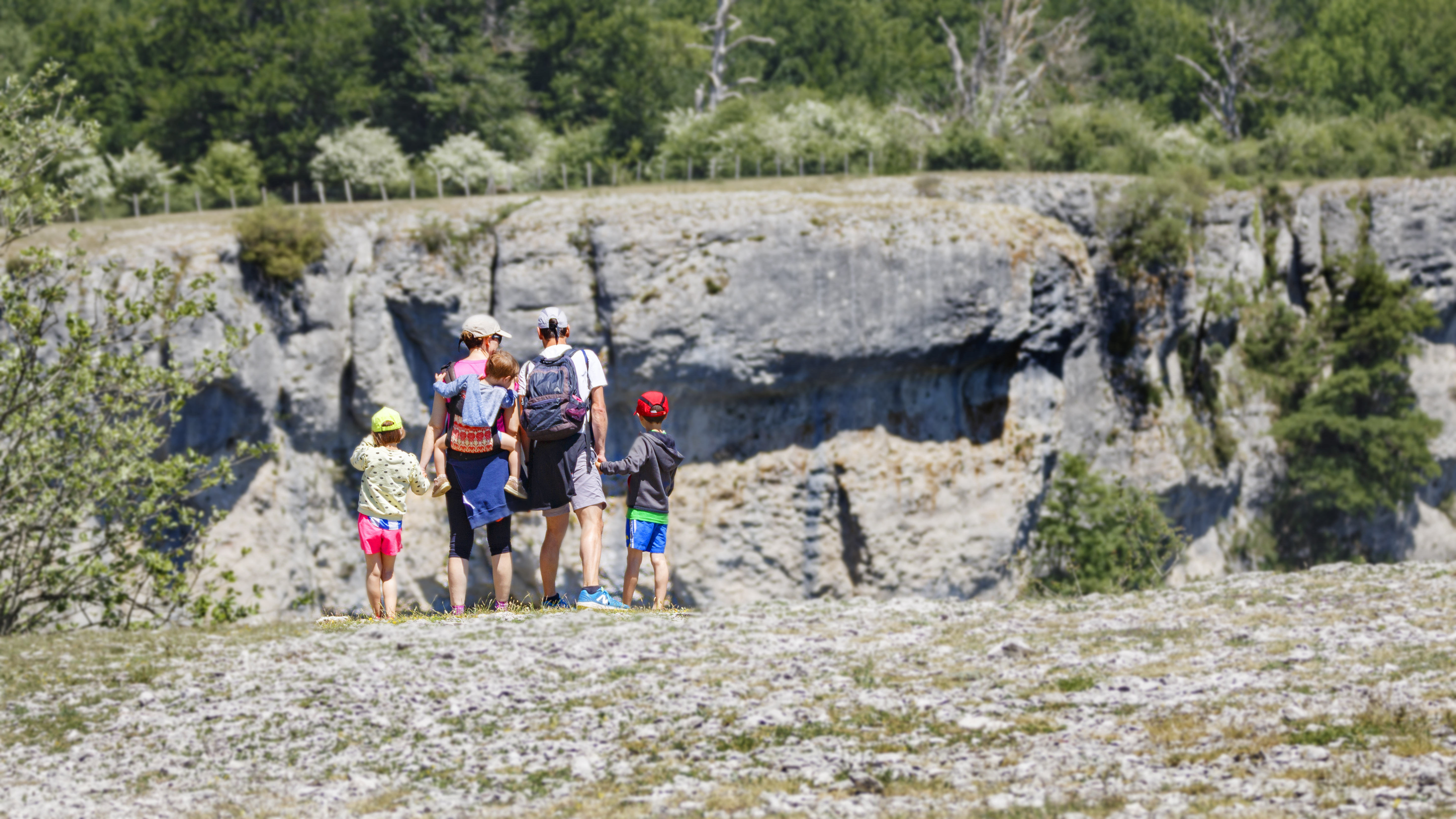 Familia en el balcón de Ubaba o Pilatos en el Parque Natural de Urbasa-Andia
