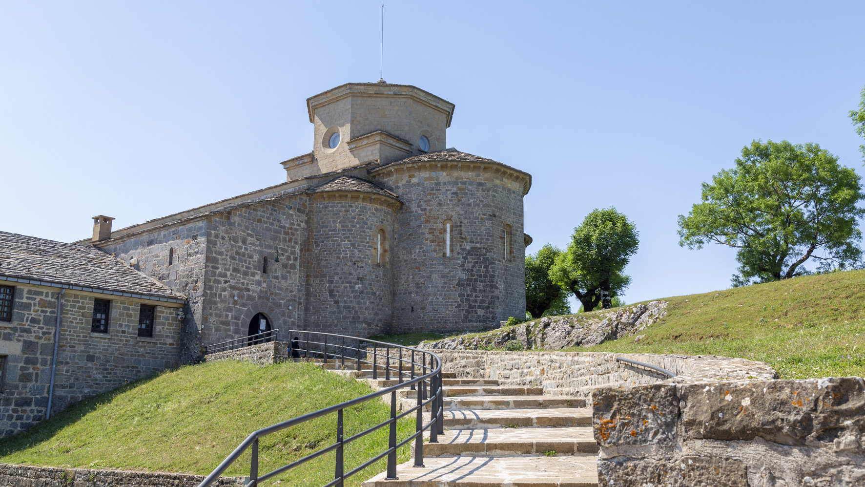 exterior santuario de San Miguel de Aralar