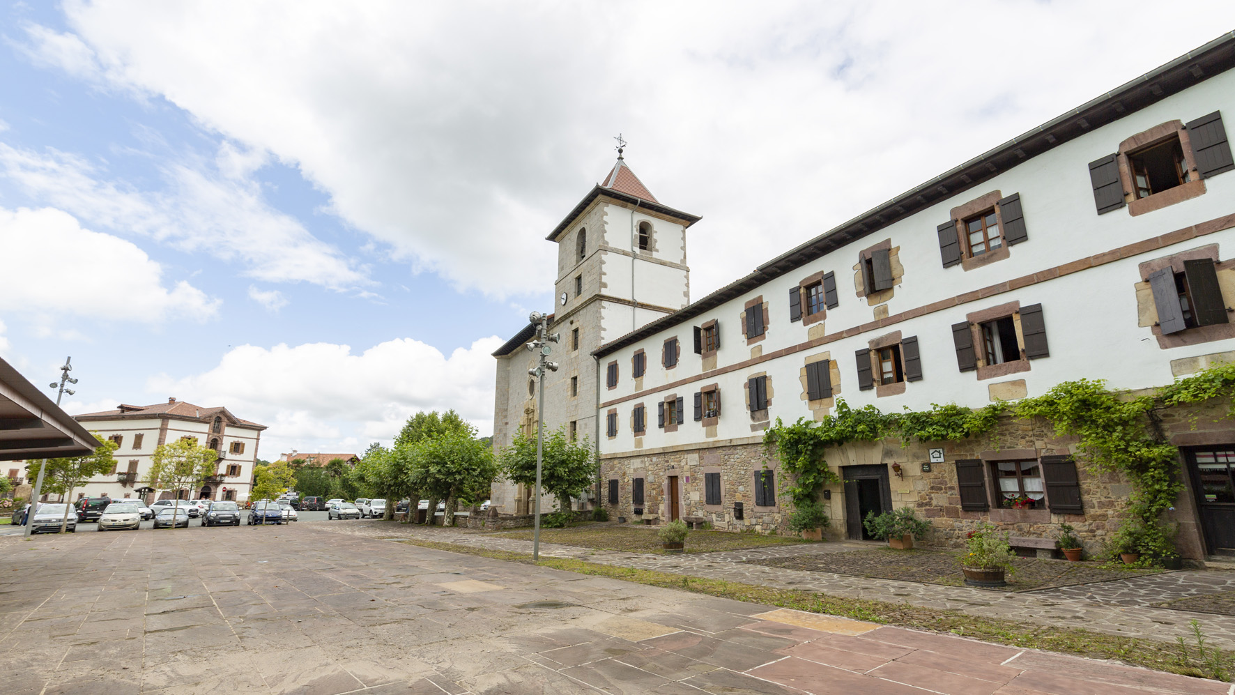 Exterior del monasterio de Urdax