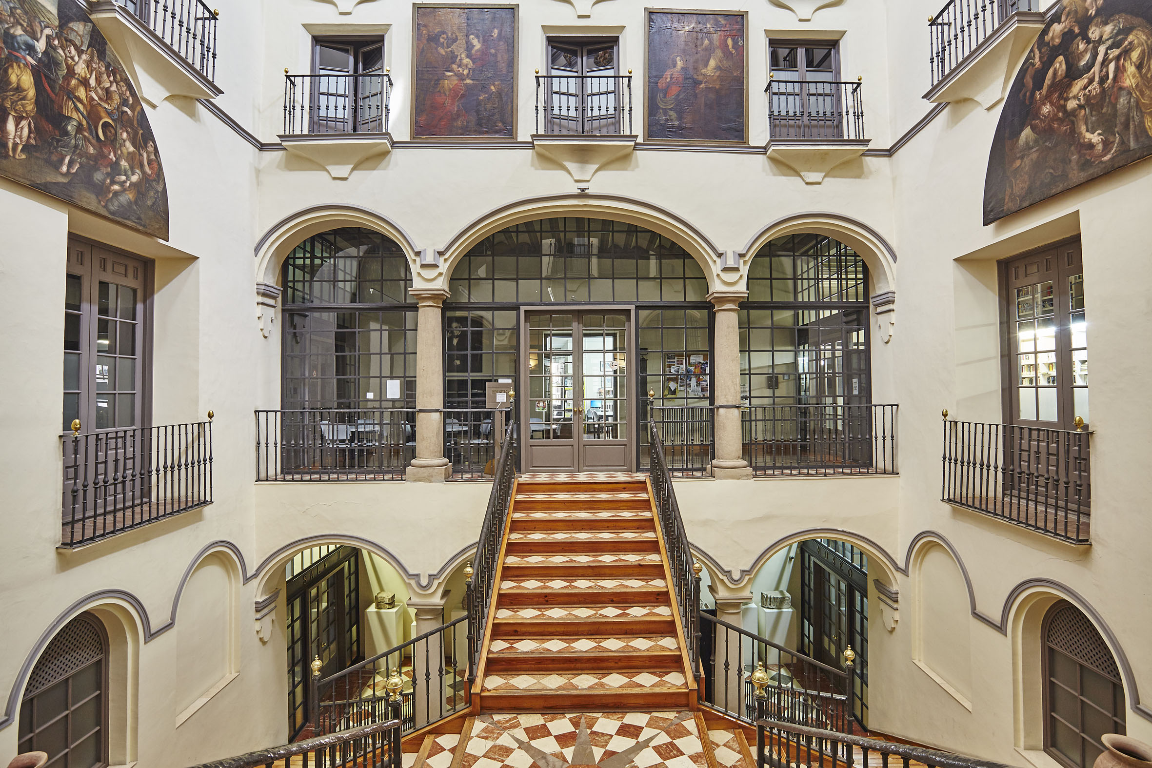 Interior y escalinata del palacio Marqués de Huarte de Tudela