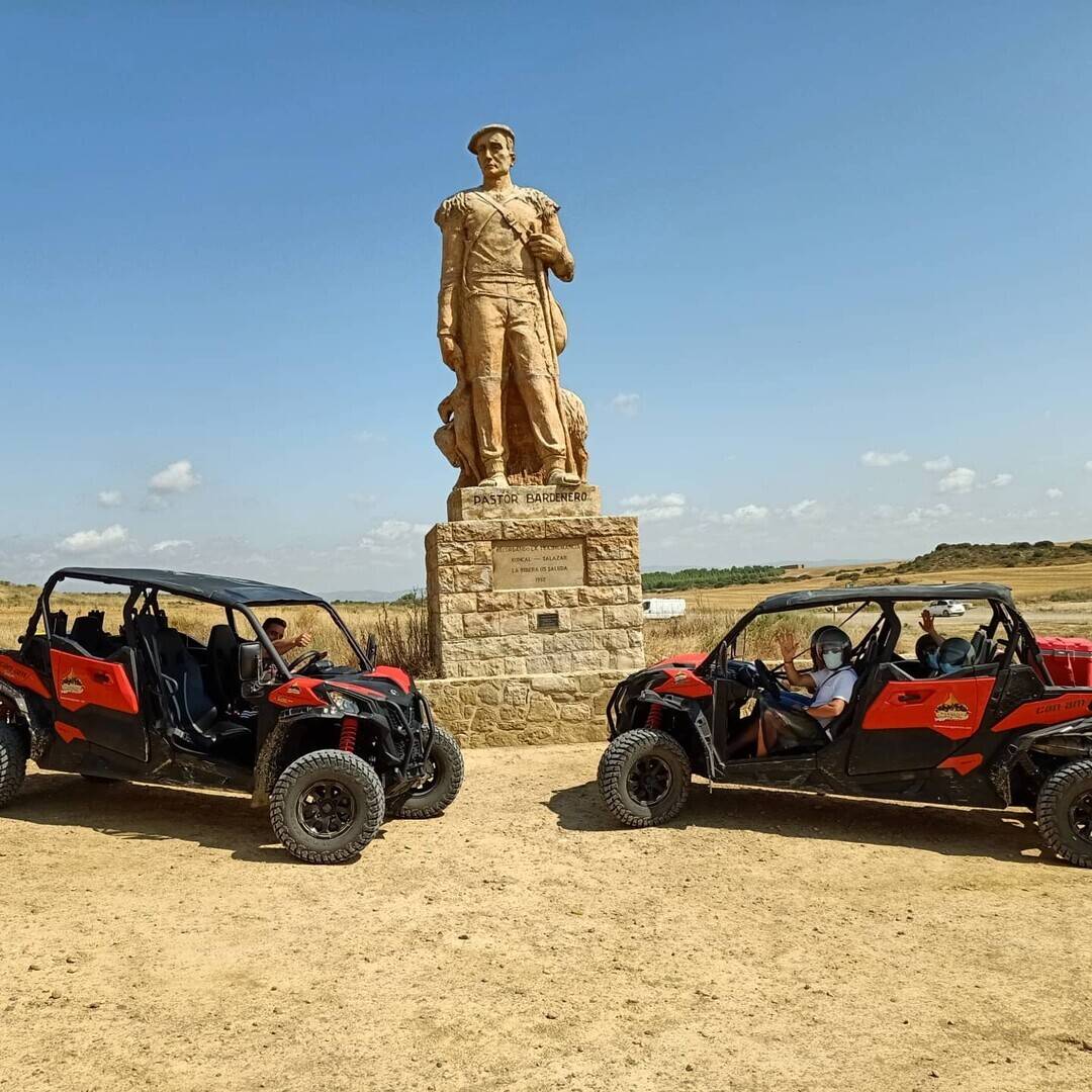 dos buggies delante del monumento al pastor de Bardenas Reales