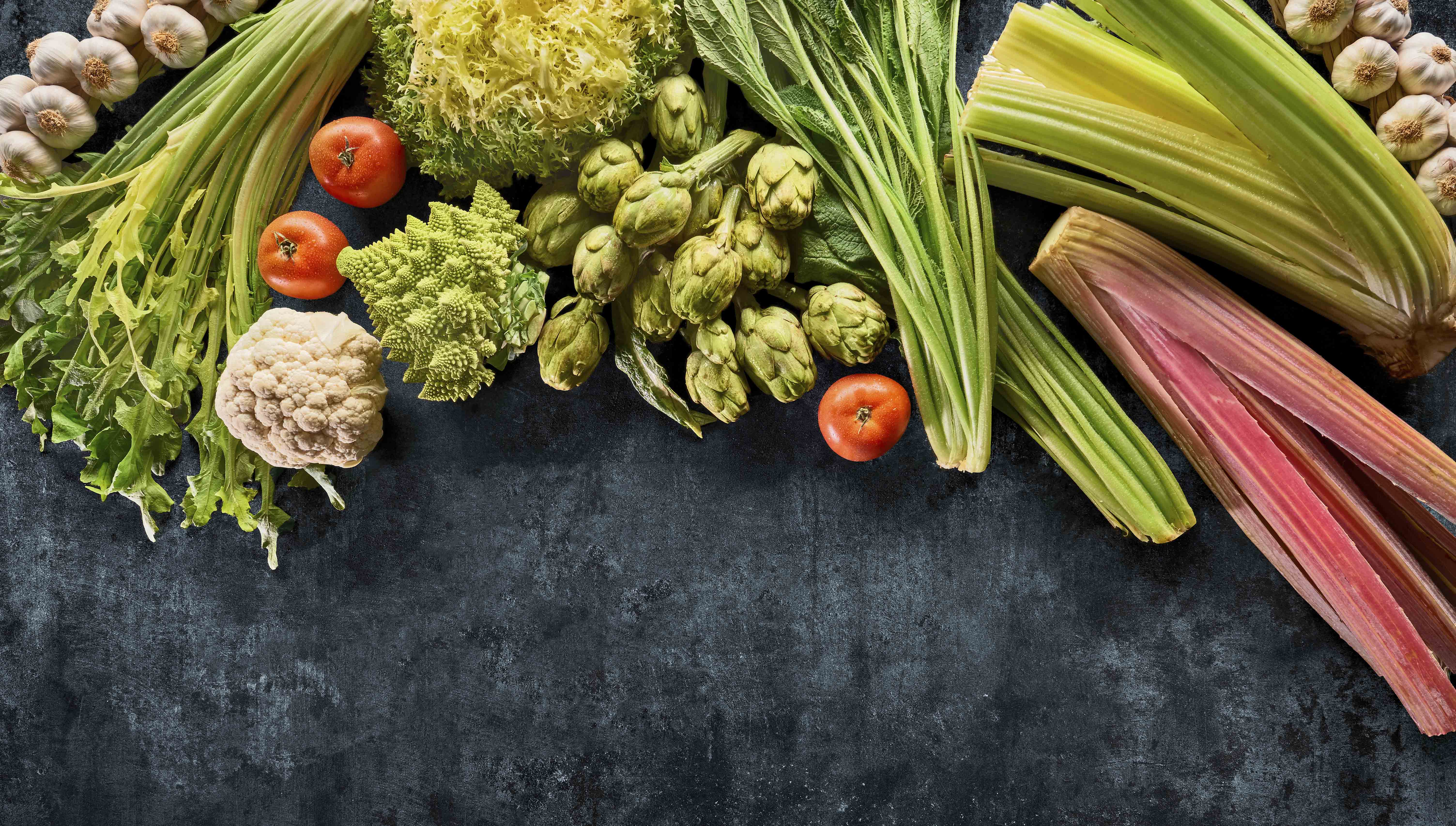 Bodegón con verduras crudas de invierno de Navarra: cardo, alcachofa, romanescu, achicoria...
