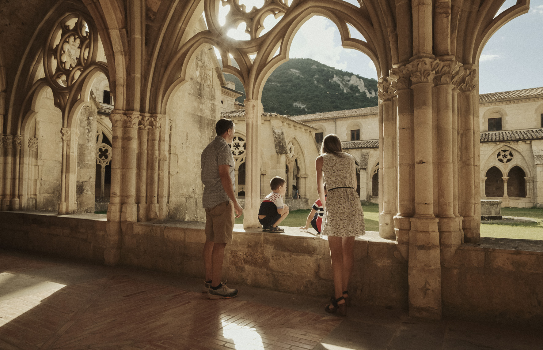 pareja y dos niños en el claustro del monasterio de Irantzu