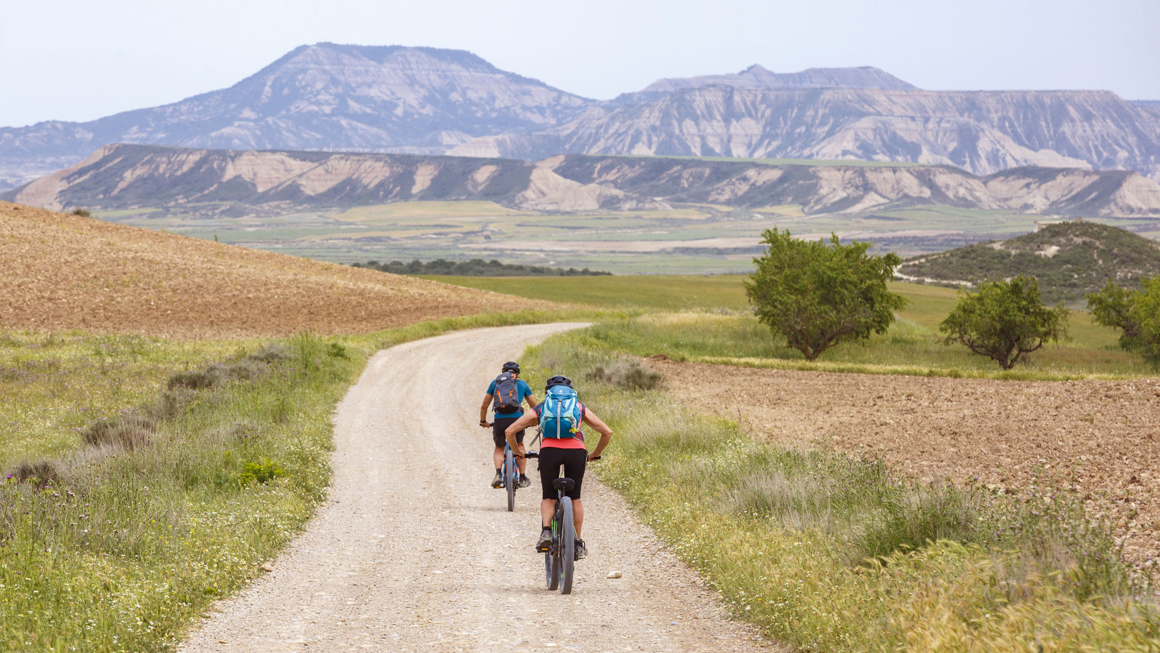 Dos cilistas por Bardenas Reales