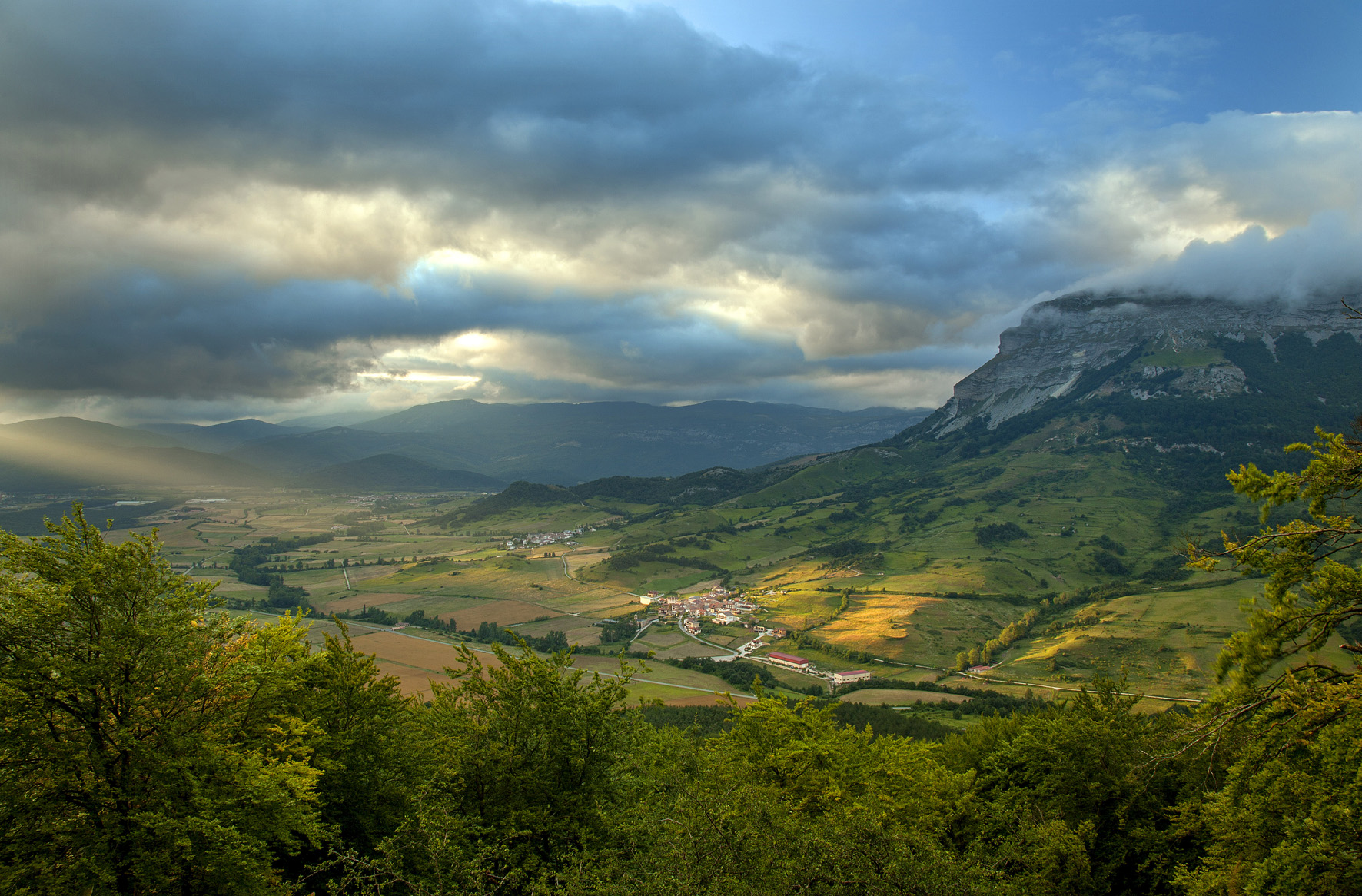 Vista de pueblos de la Sakana desde la sierra de Andia