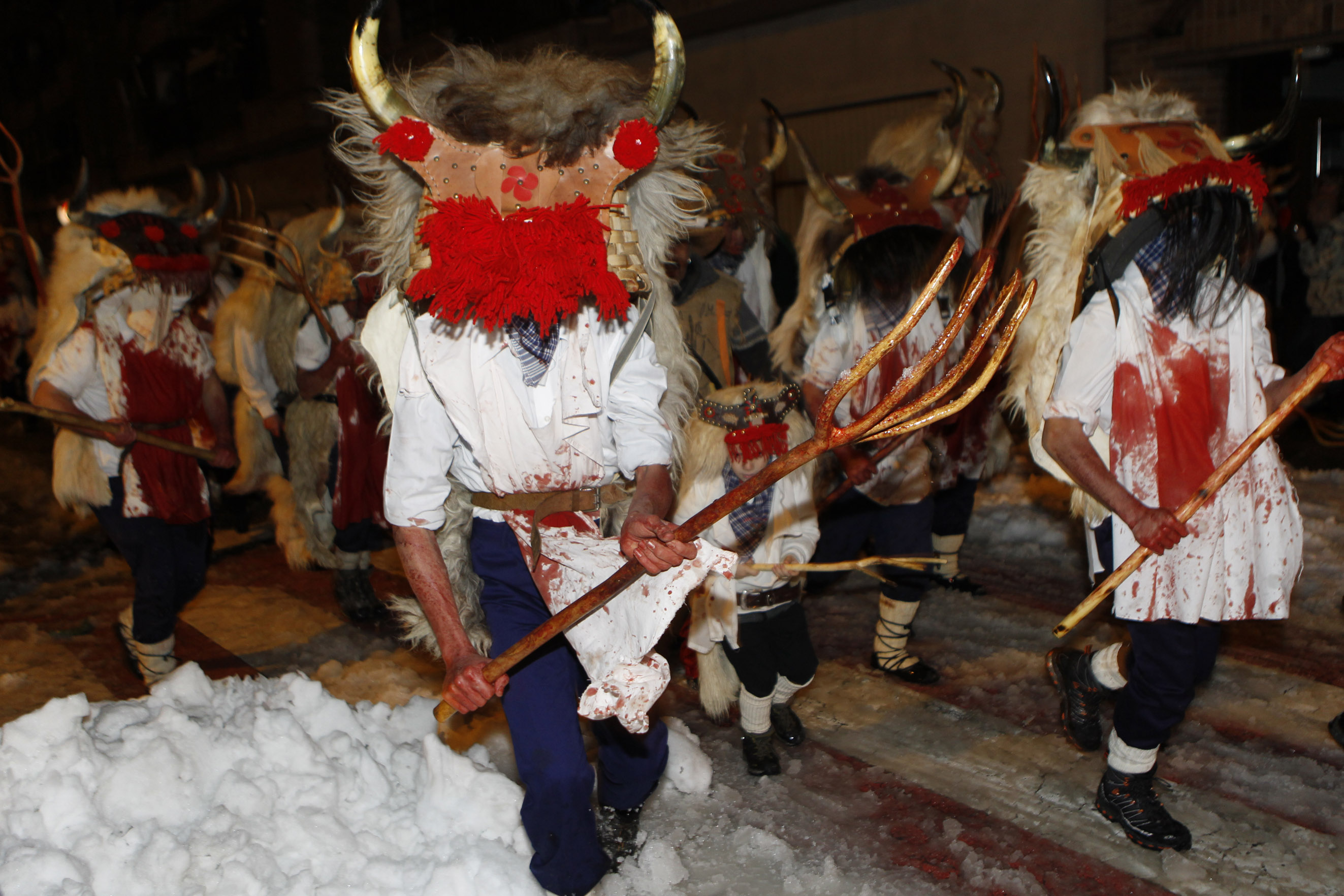 momotxorros en el carnaval de Alsasua