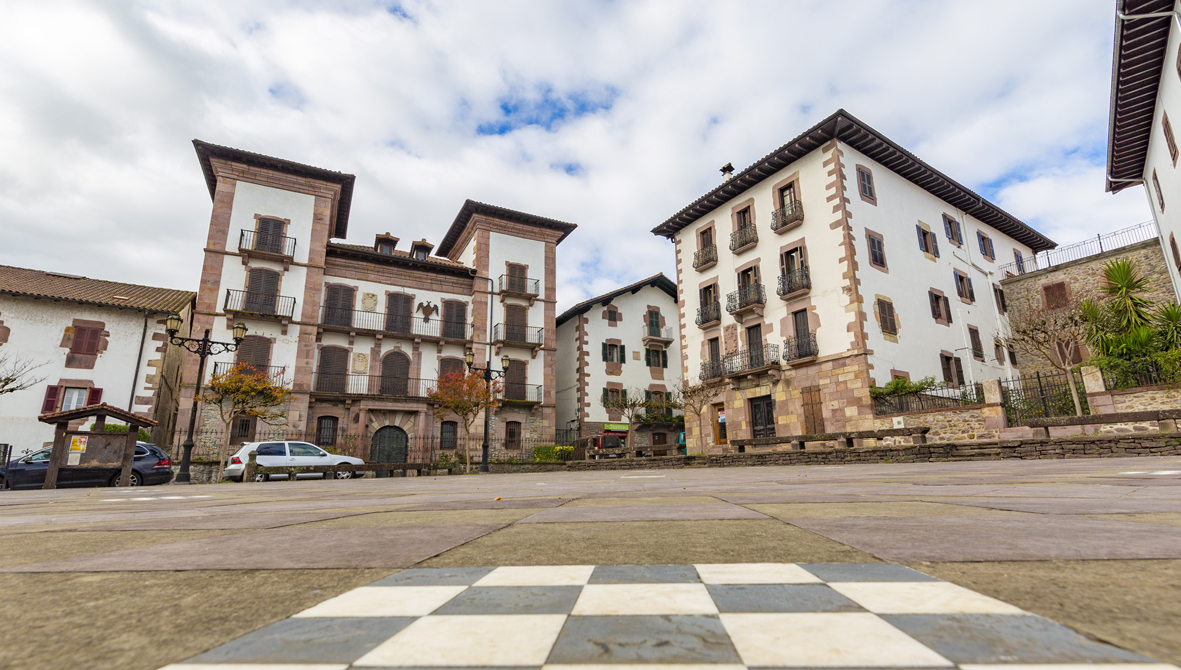 Plaza del pueblo de Irurita