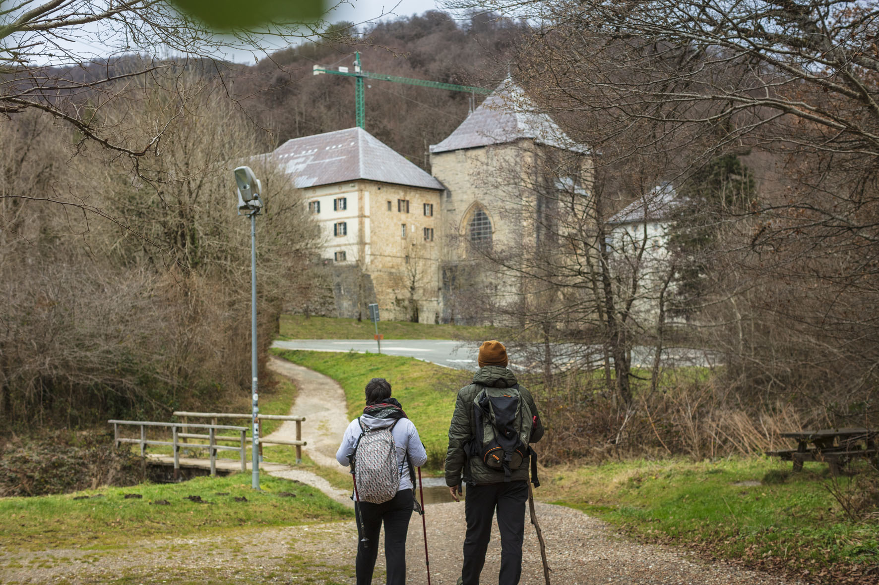 una mujer y un hombre llegando andando a Roncesvalles